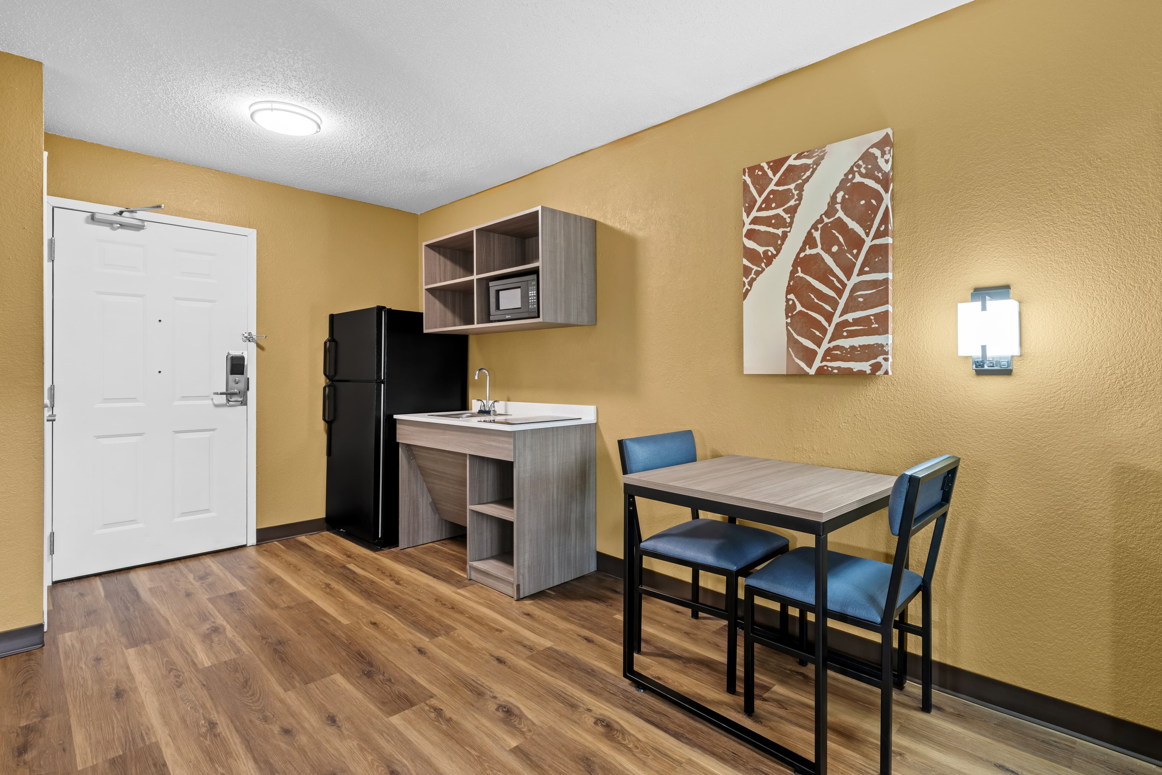 Suburban Studios Charlotte - Executive Park - Image 2