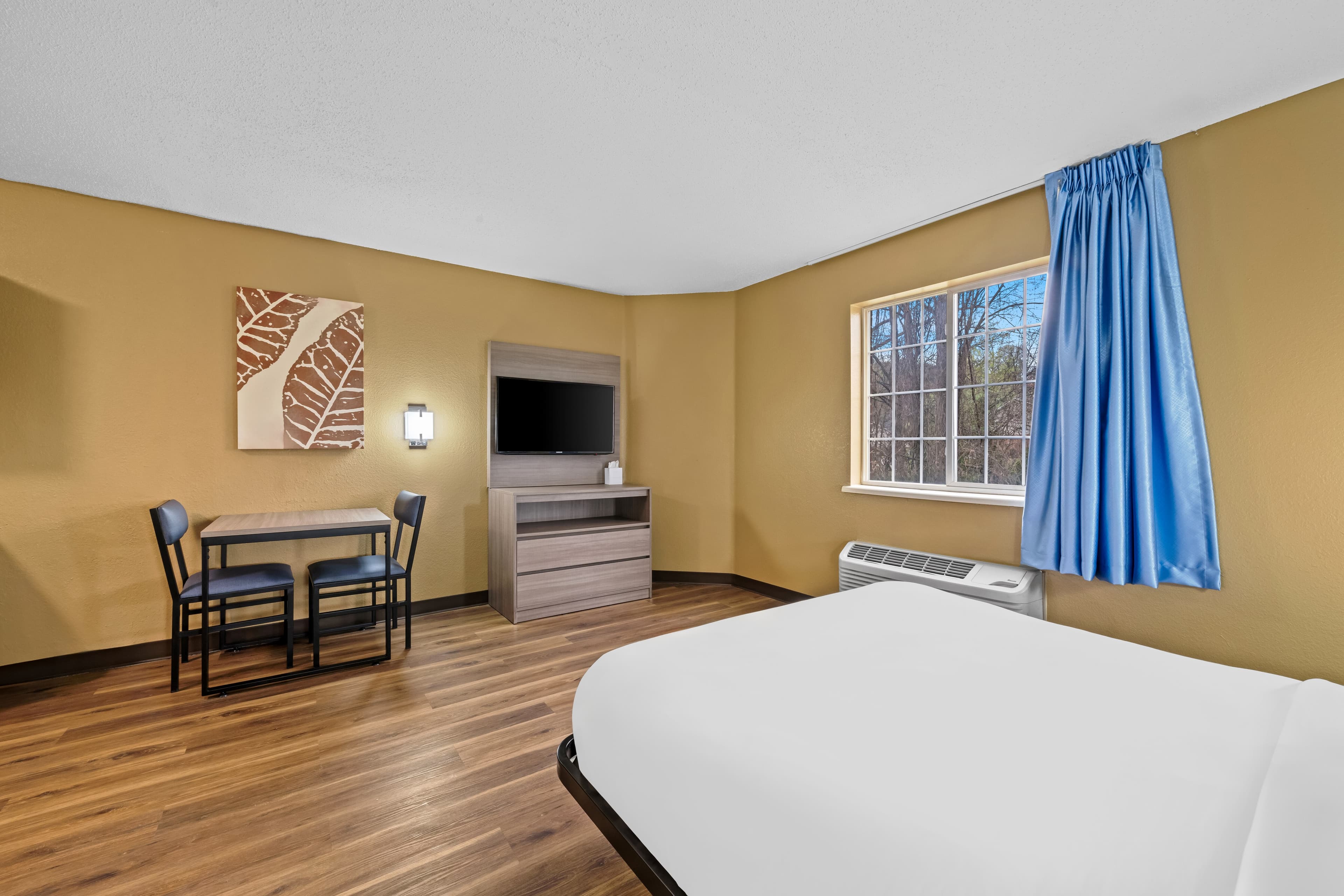 Suburban Studios Charlotte - Executive Park — 6