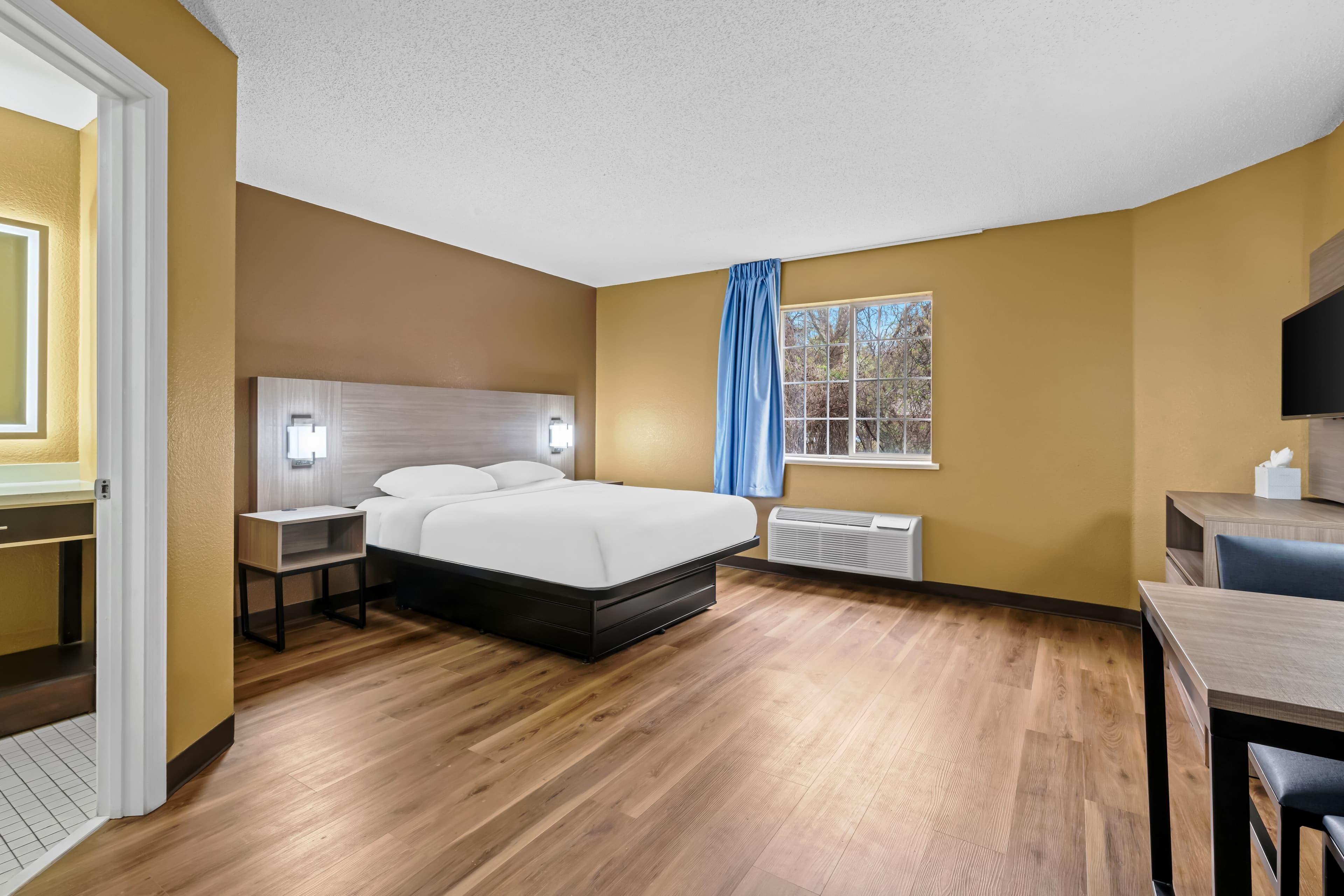 Suburban Studios Charlotte - Executive Park — 16