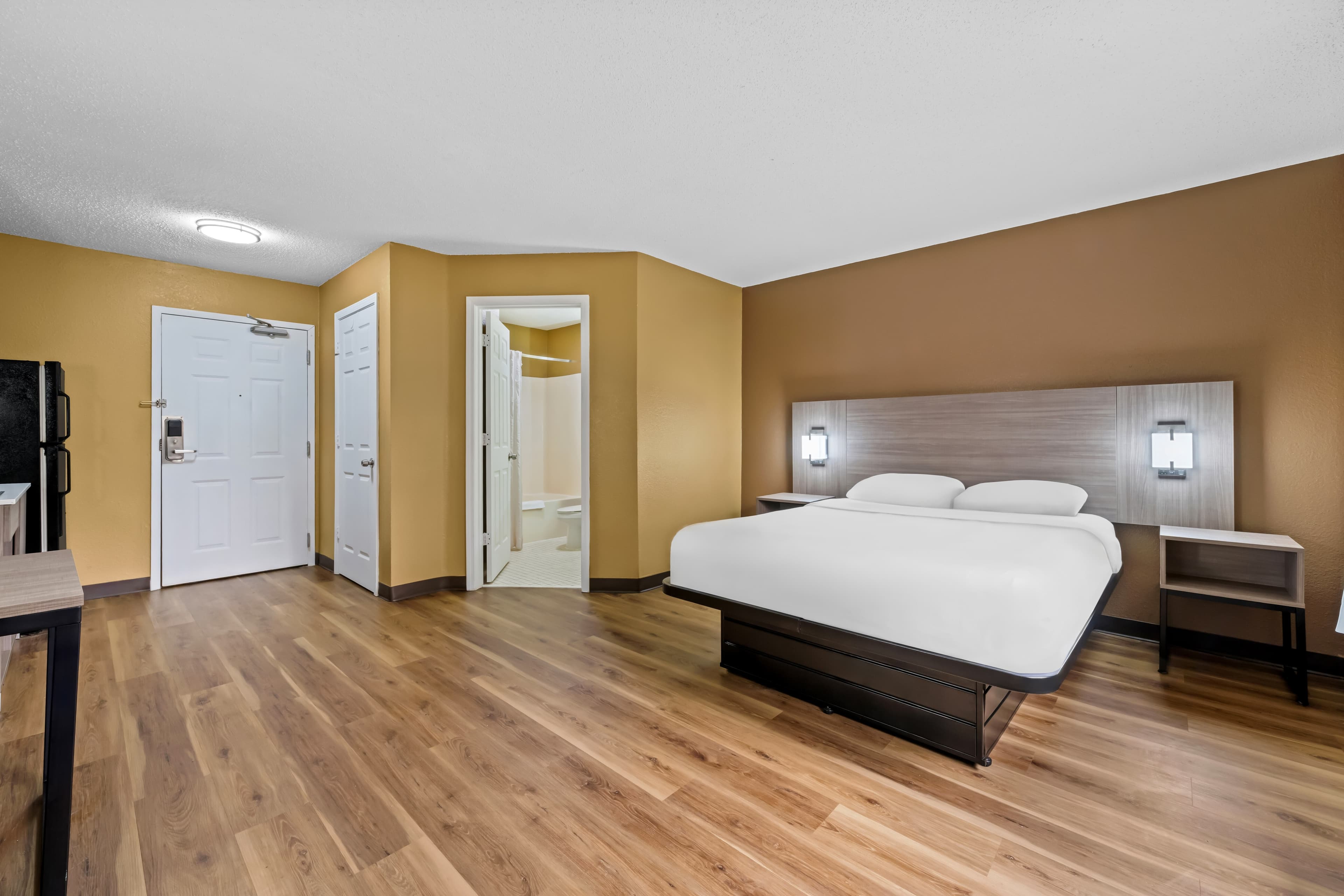 Suburban Studios Charlotte - Executive Park — 17