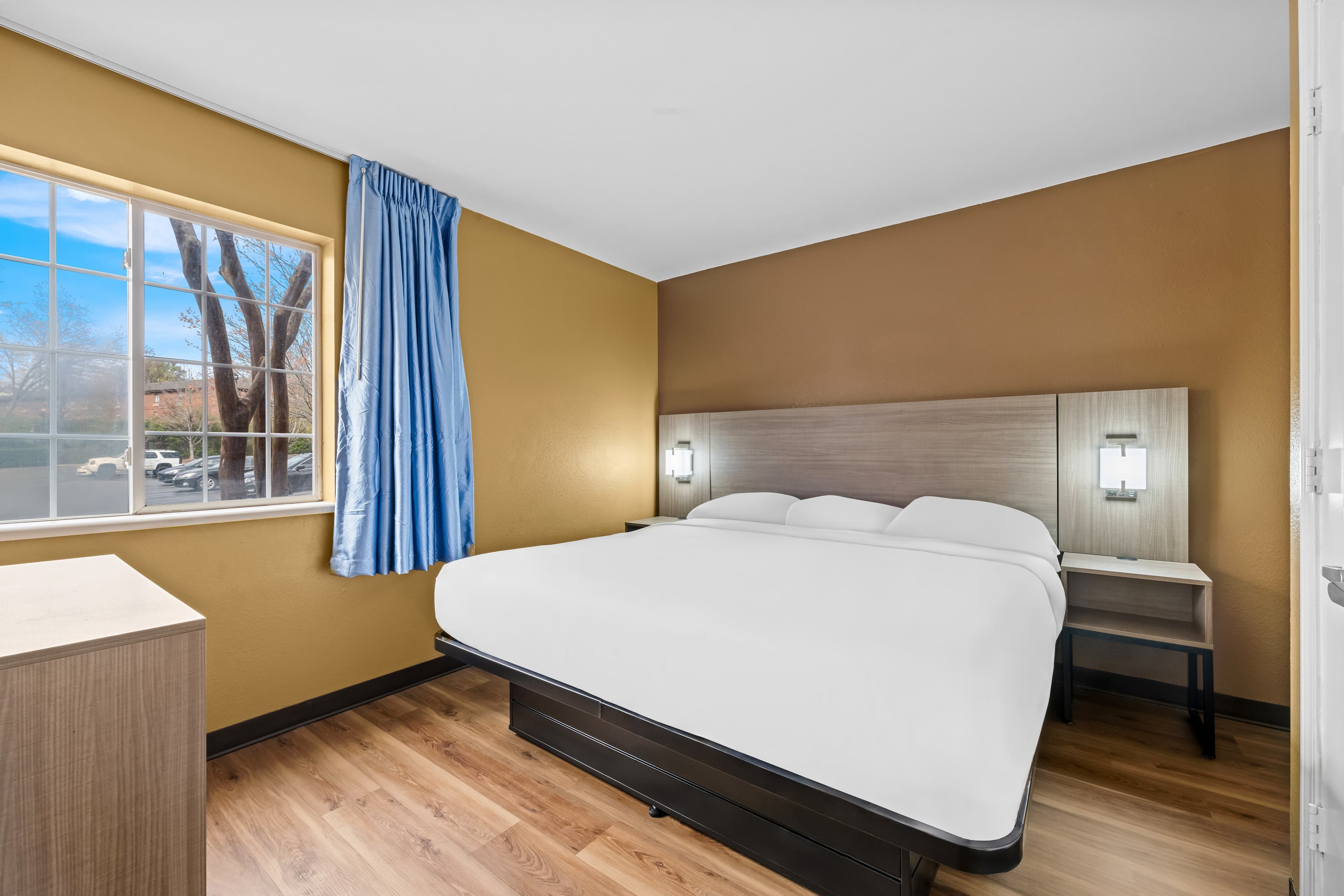 Suburban Studios Charlotte - Executive Park — 24