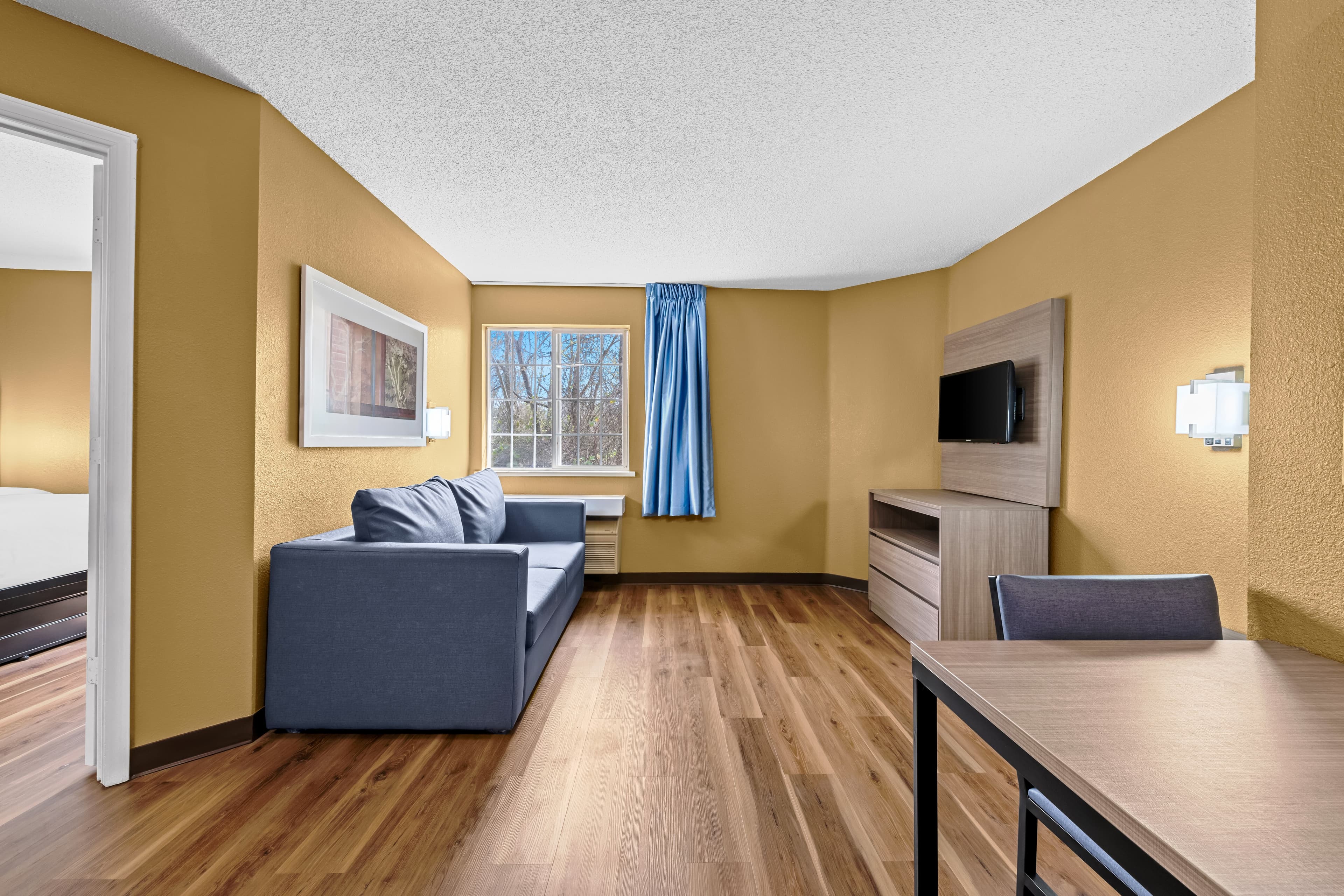 Suburban Studios Charlotte - Executive Park — 34