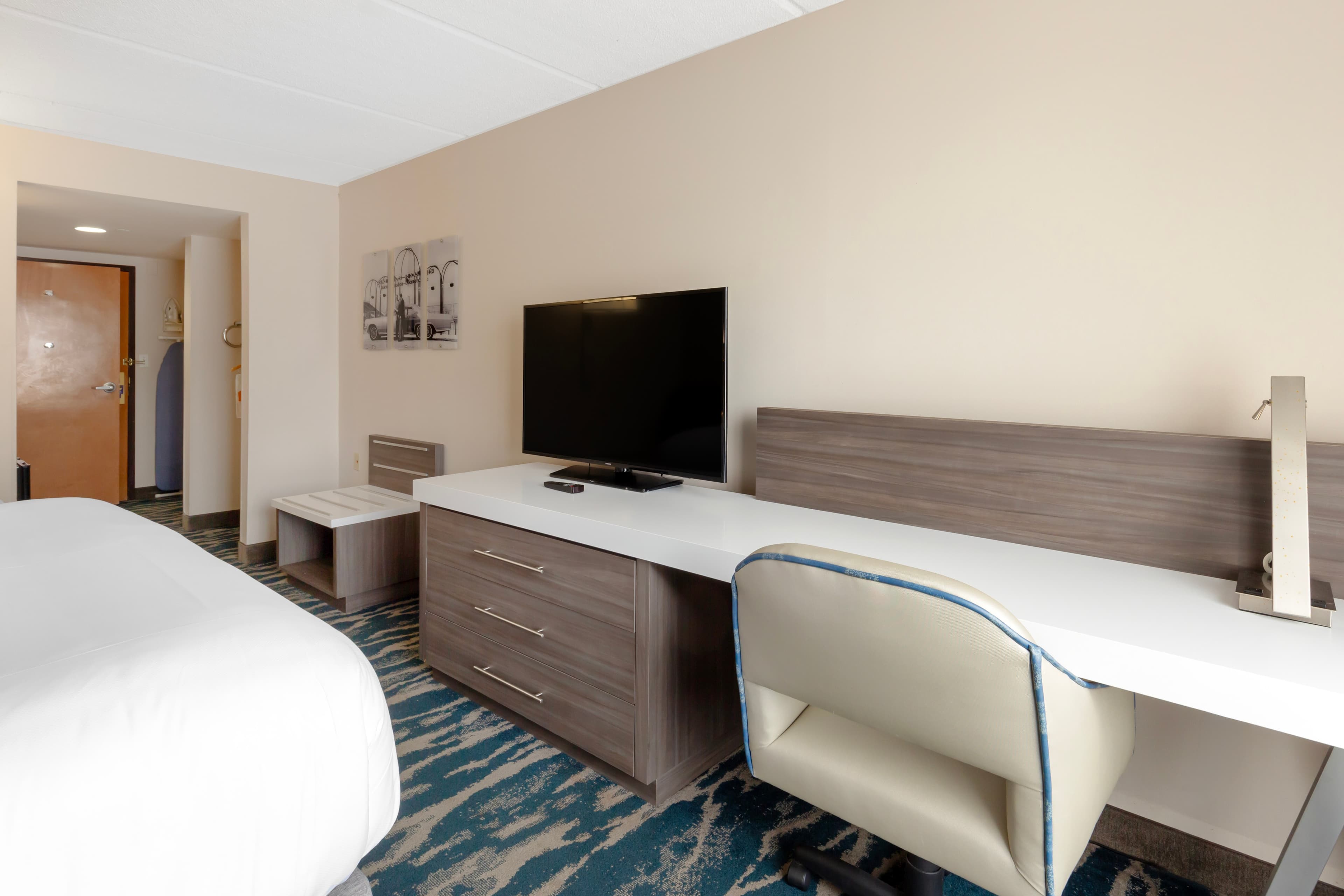 Comfort Inn & Suites Greenville Near East Carolina University - Image 4
