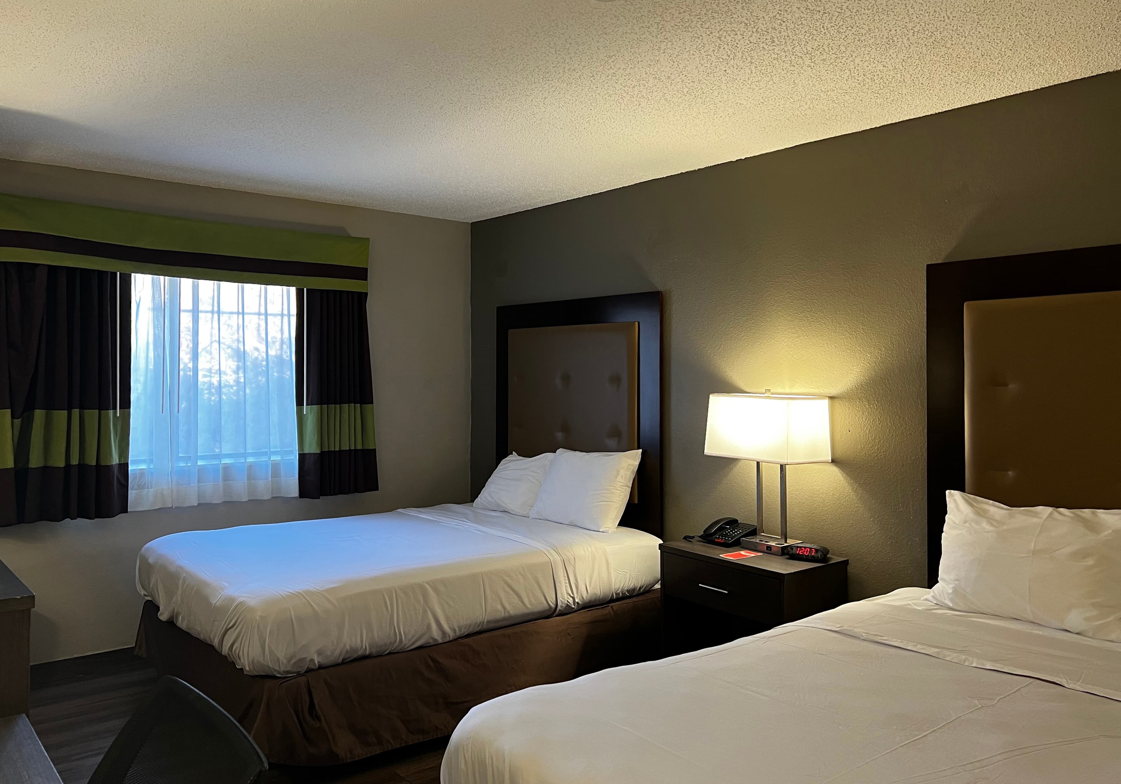 Econo Lodge Spring Lake near Fort Bragg - Image 4