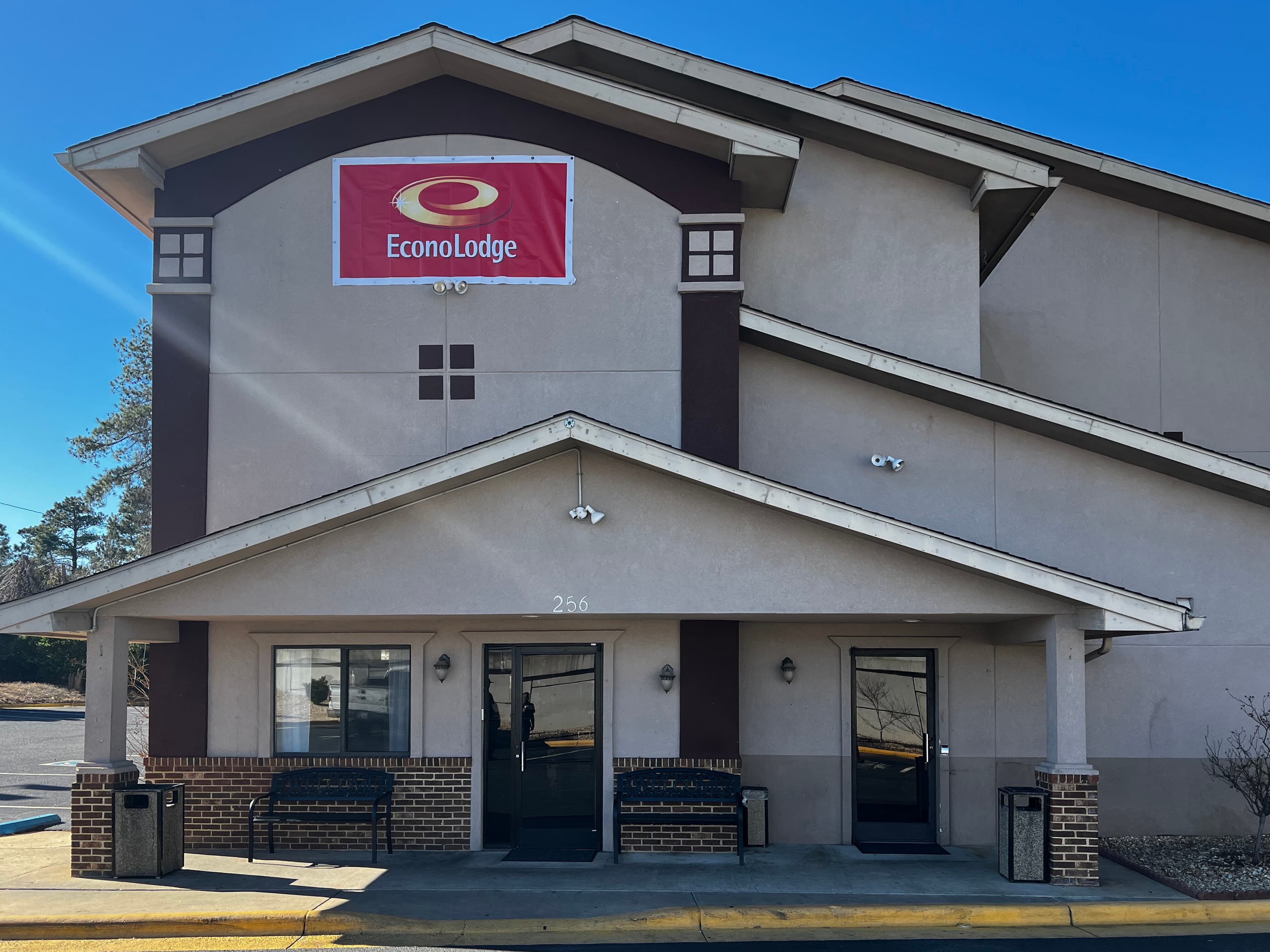 Econo Lodge Spring Lake near Fort Bragg - Image 1