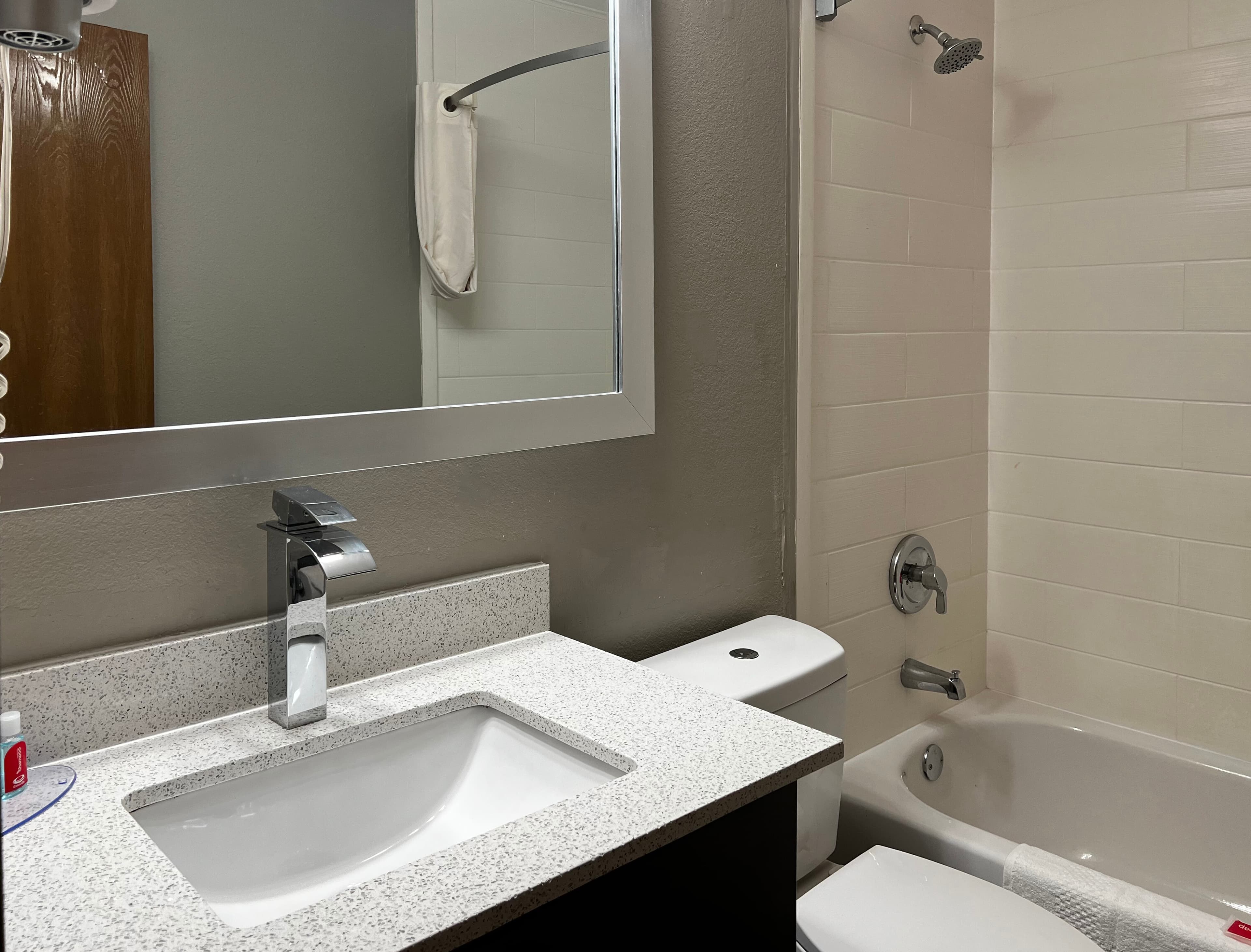 Econo Lodge Spring Lake near Fort Bragg - Image 2