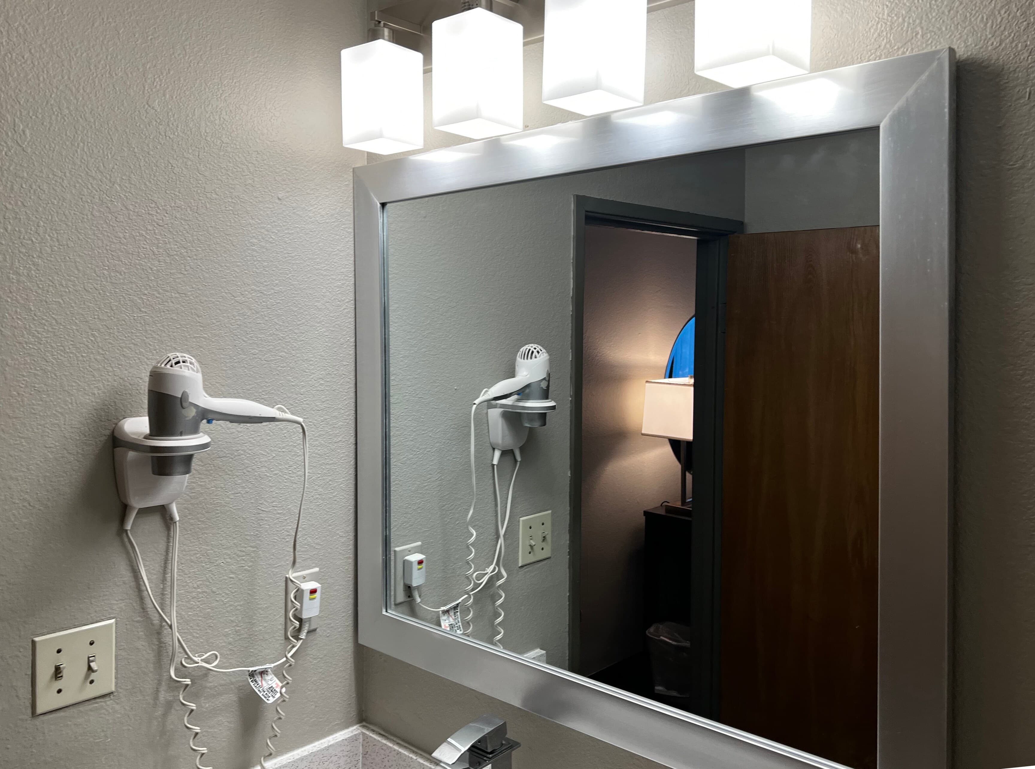 Econo Lodge Spring Lake near Fort Bragg - Image 3