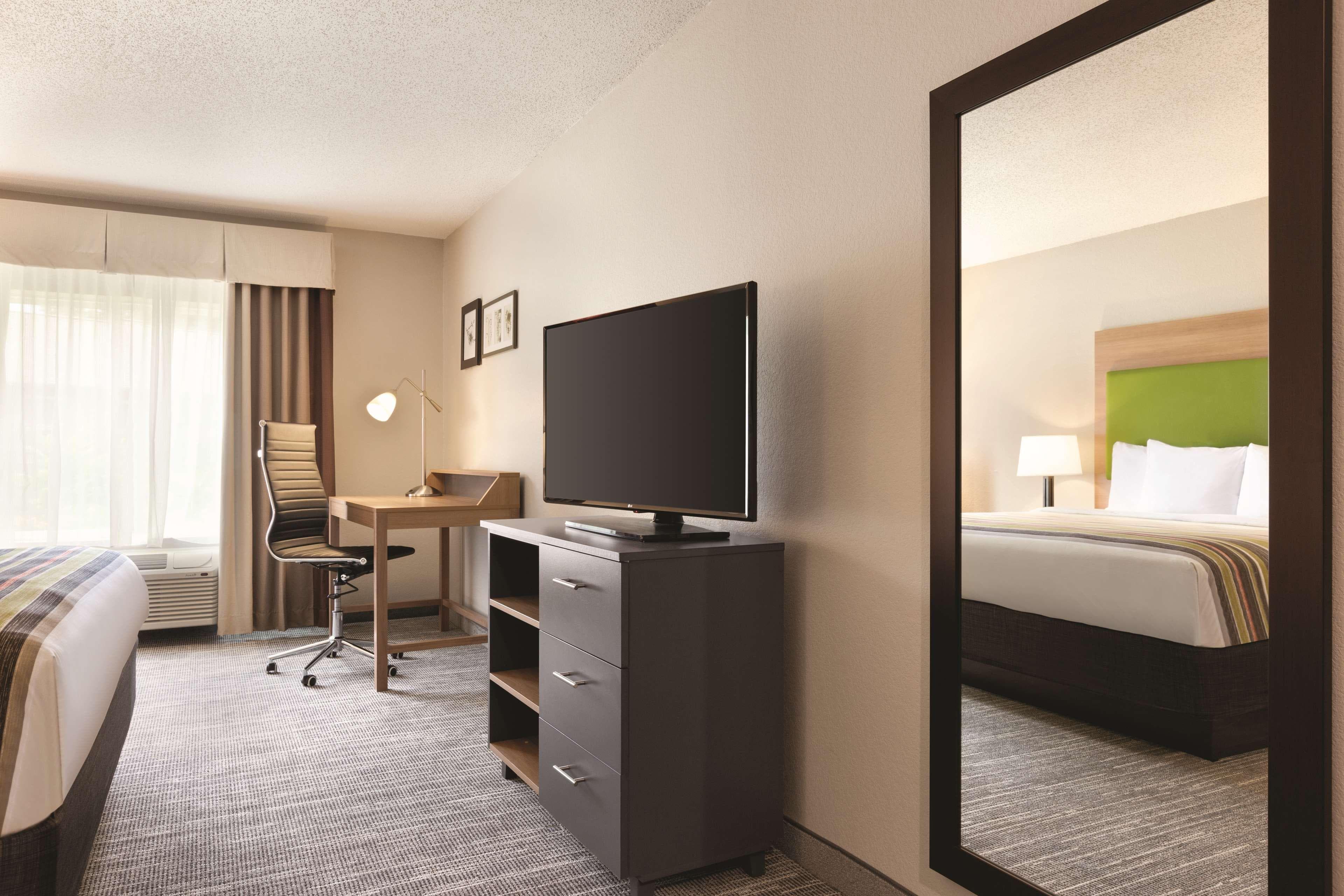 Country Inn & Suites by Radisson, Greensboro, NC - Image 4