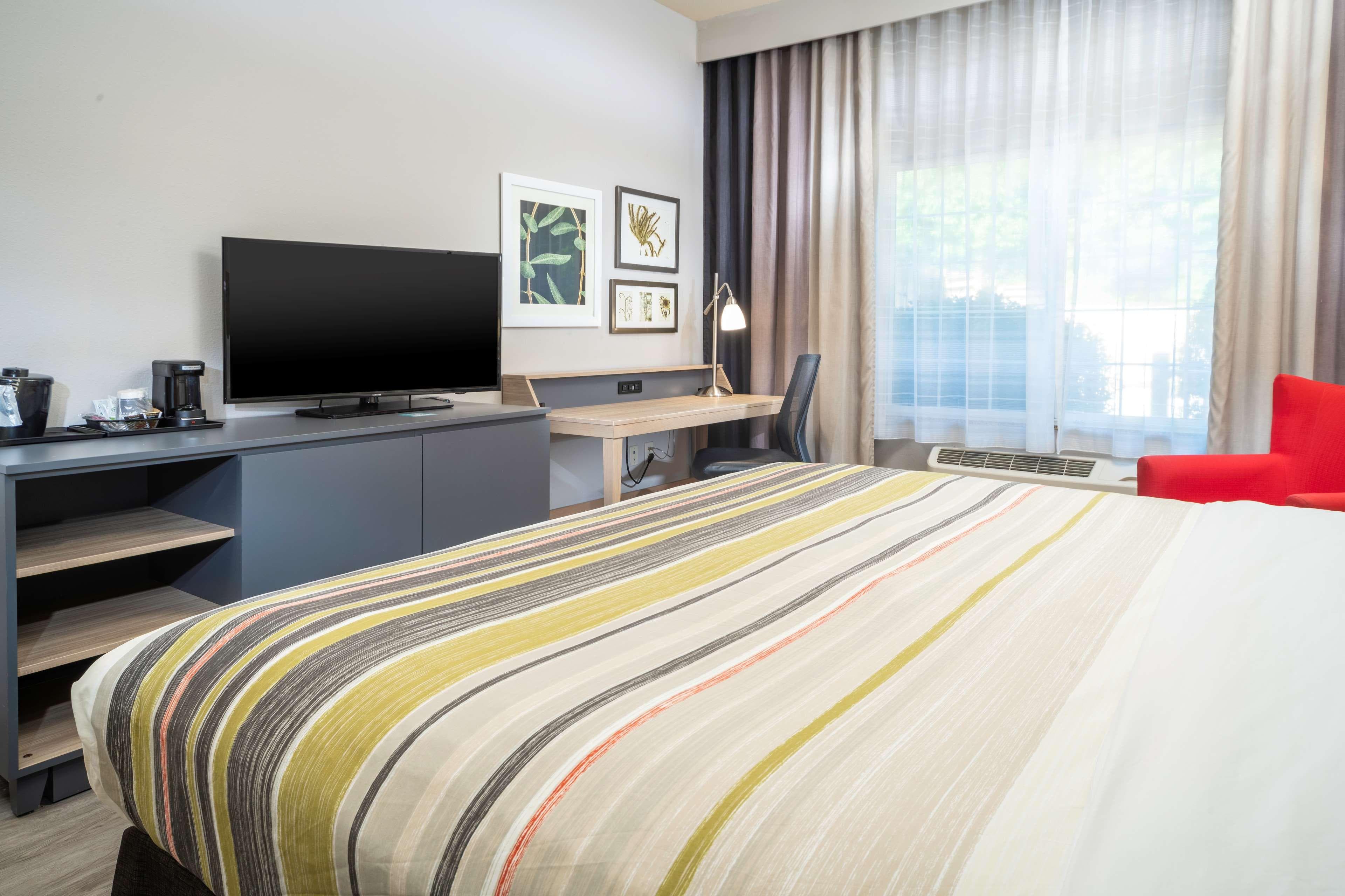 Country Inn & Suites by Radisson, Rocky Mount, NC - Image 2