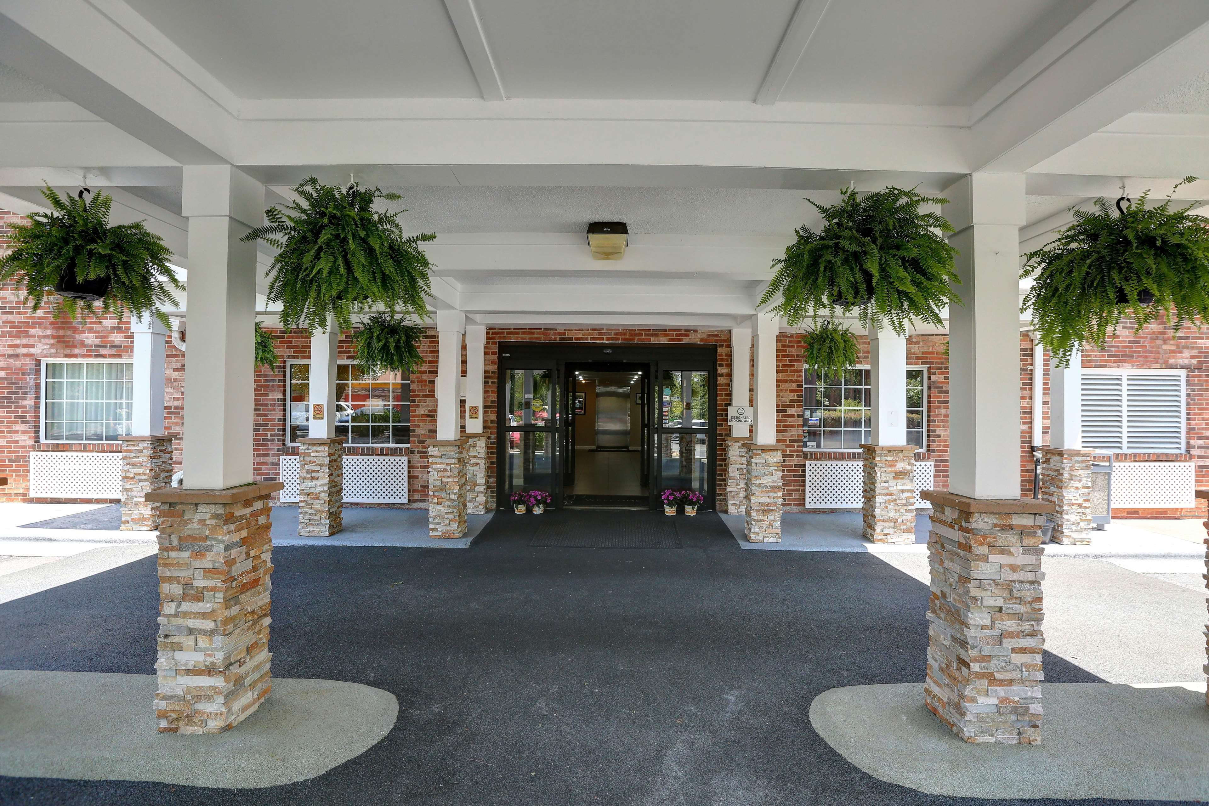 Country Inn & Suites by Radisson, Charlotte I-85 Airport, NC - Image 1