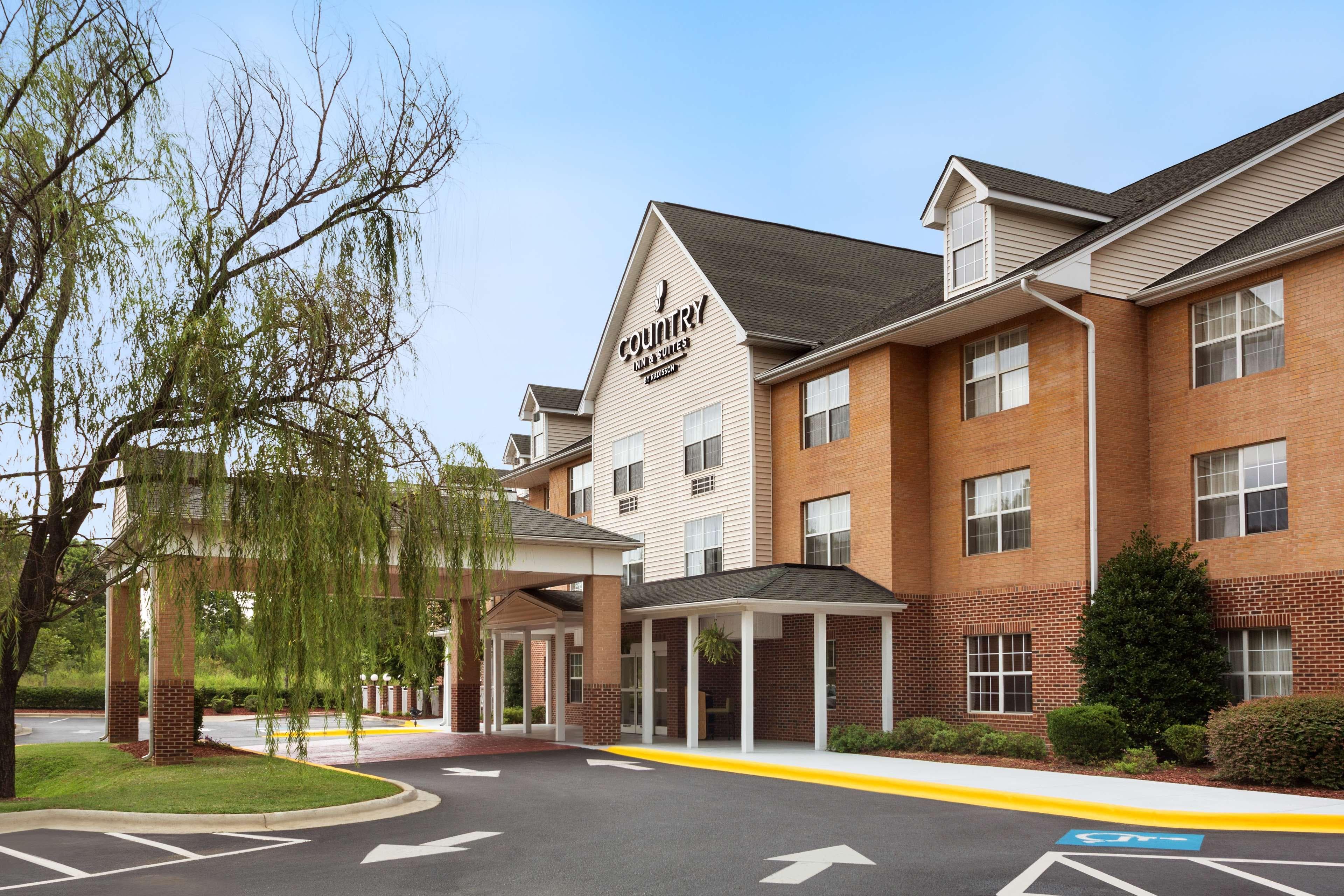 Country Inn & Suites by Radisson, Charlotte University Place, NC - Image 1