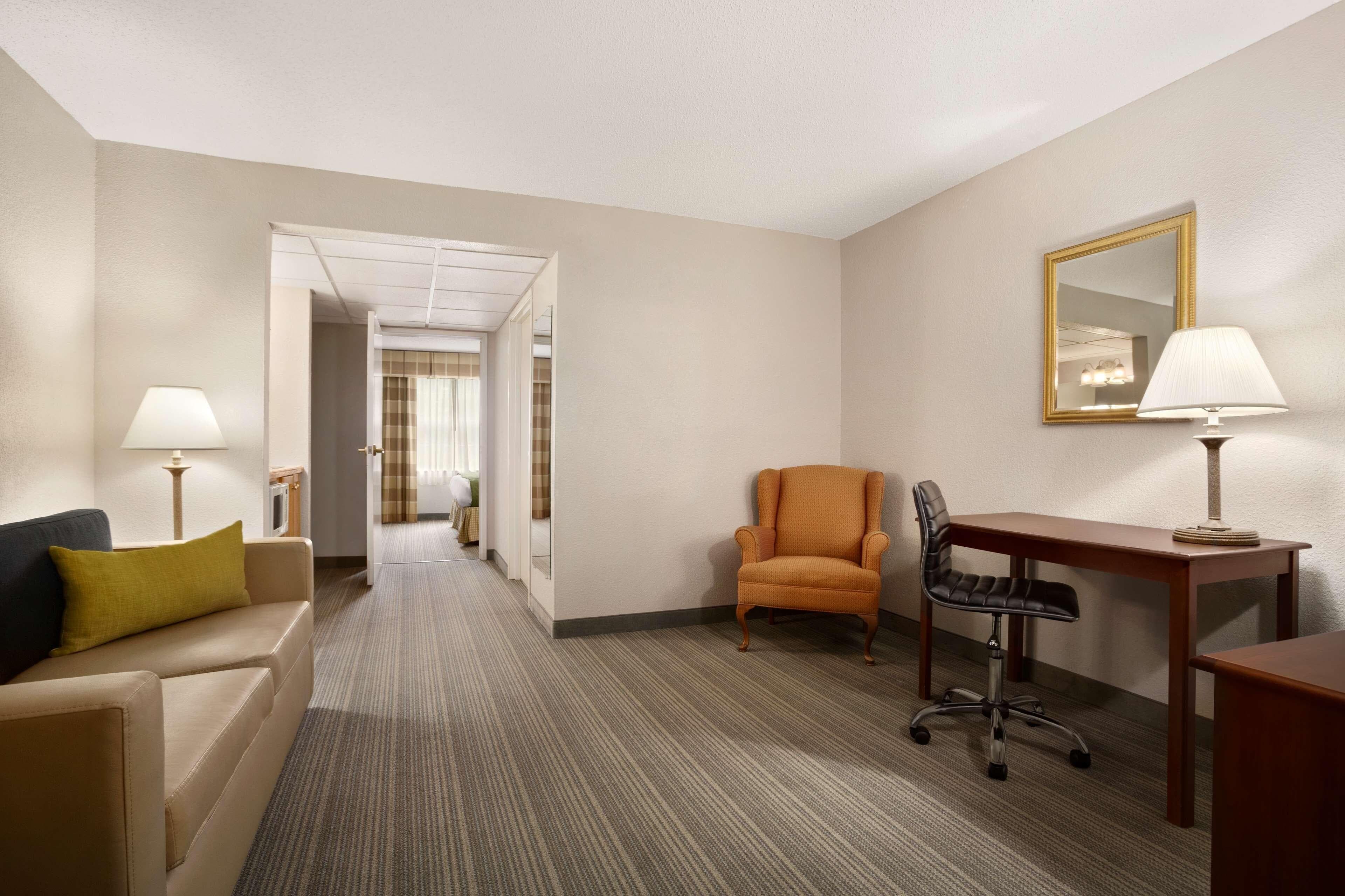 Country Inn & Suites by Radisson, Charlotte University Place, NC - Image 4