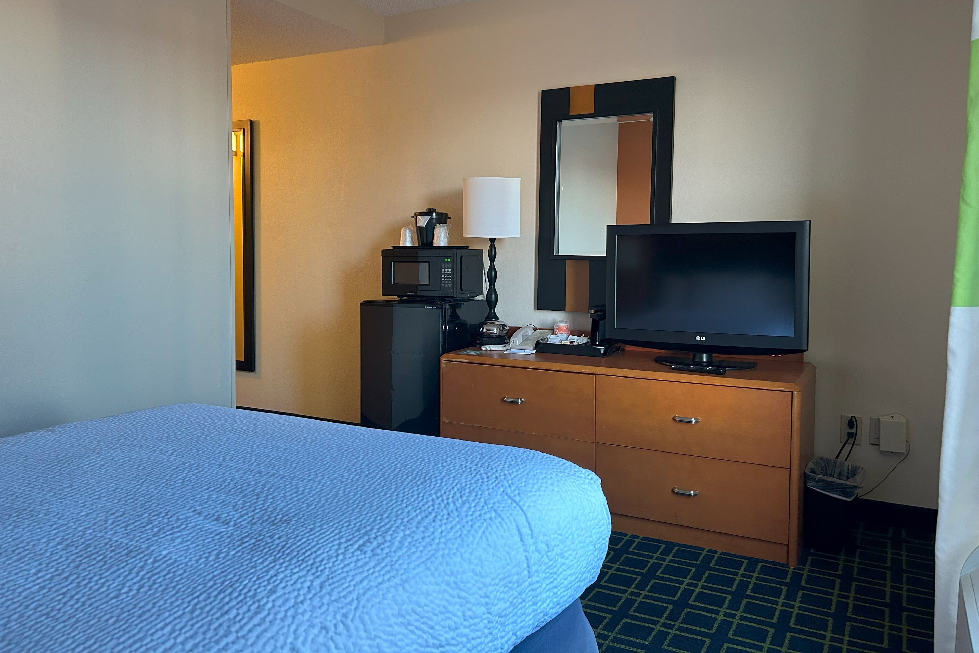 Country Inn & Suites by Radisson, Fayetteville I-95, NC - Image 4