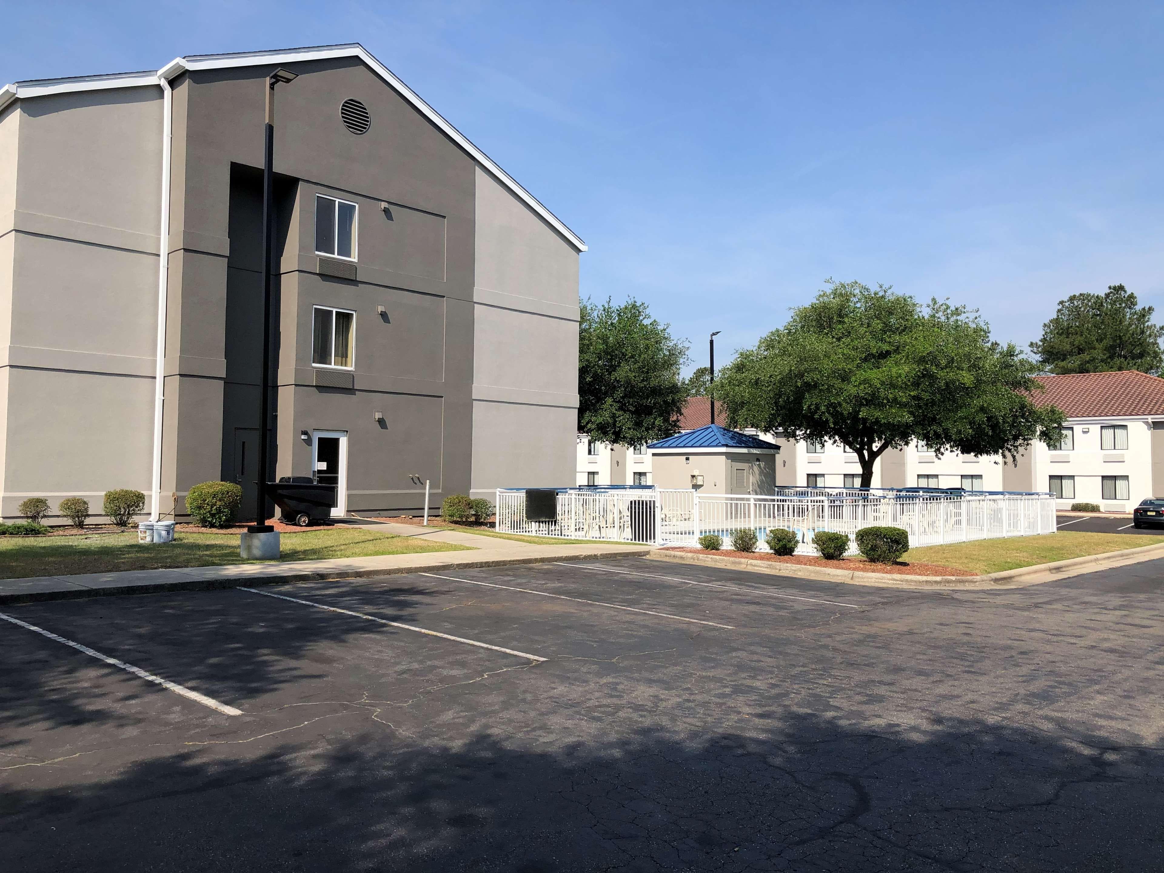 Country Inn & Suites by Radisson, Fayetteville I-95, NC - Image 1