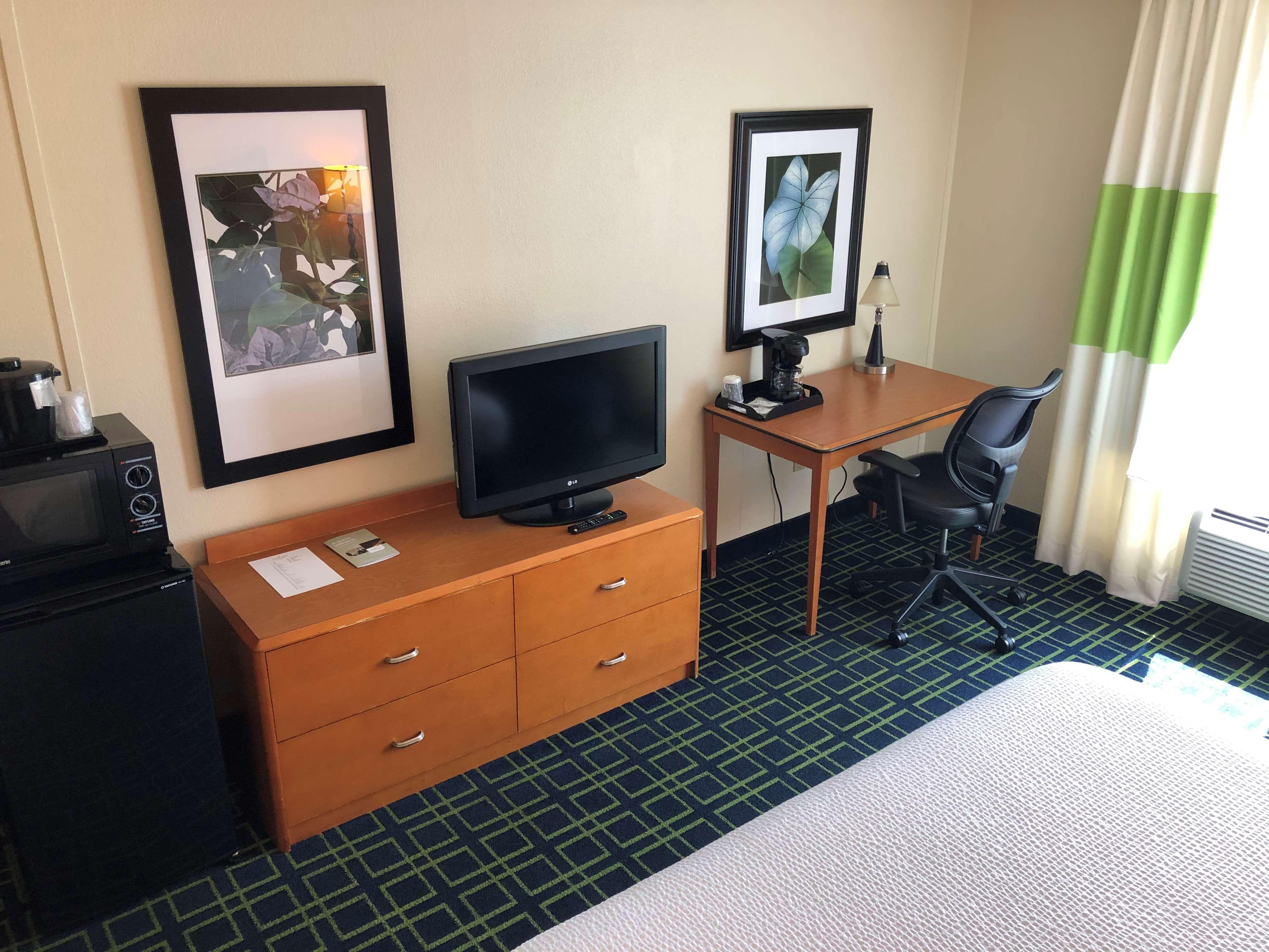 Country Inn & Suites by Radisson, Fayetteville I-95, NC - Image 2