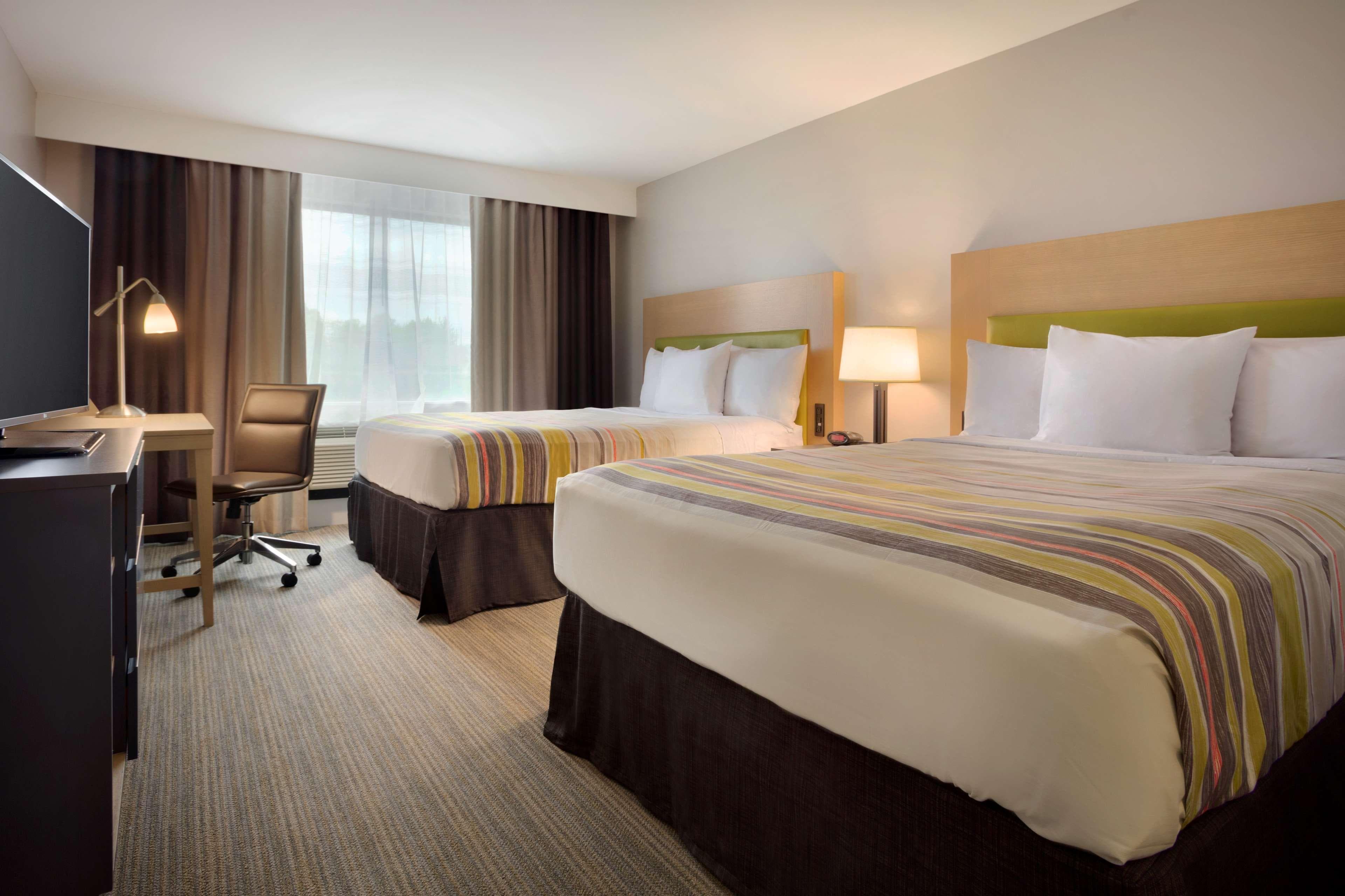 Country Inn & Suites by Radisson Asheville River Arts District — 6