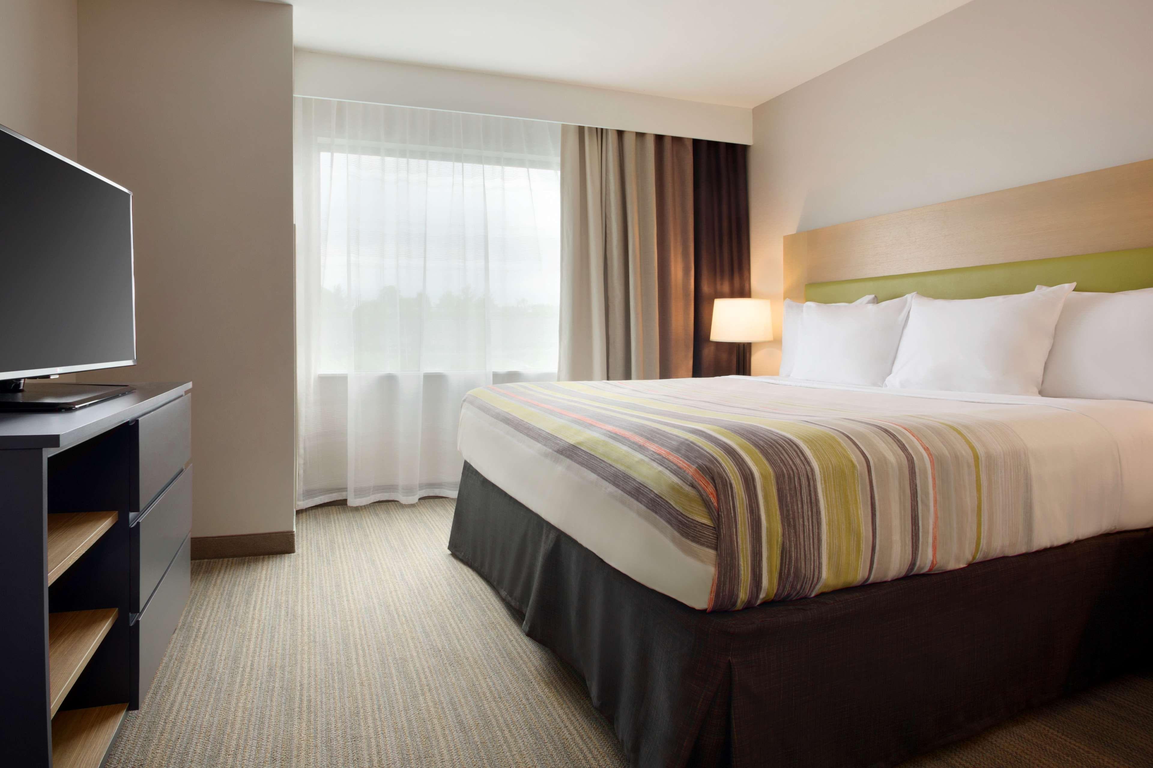 Country Inn & Suites by Radisson Asheville River Arts District - Image 1