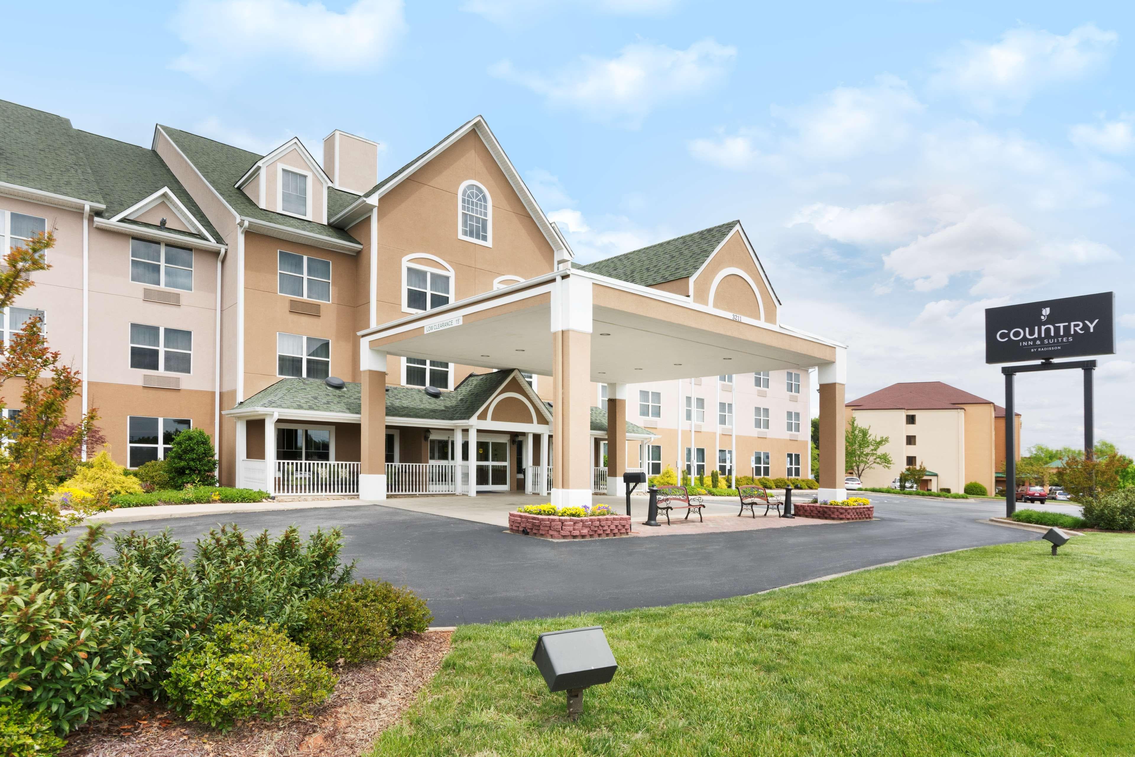 Country Inn & Suites by Radisson, Burlington (Elon), NC - Image 1