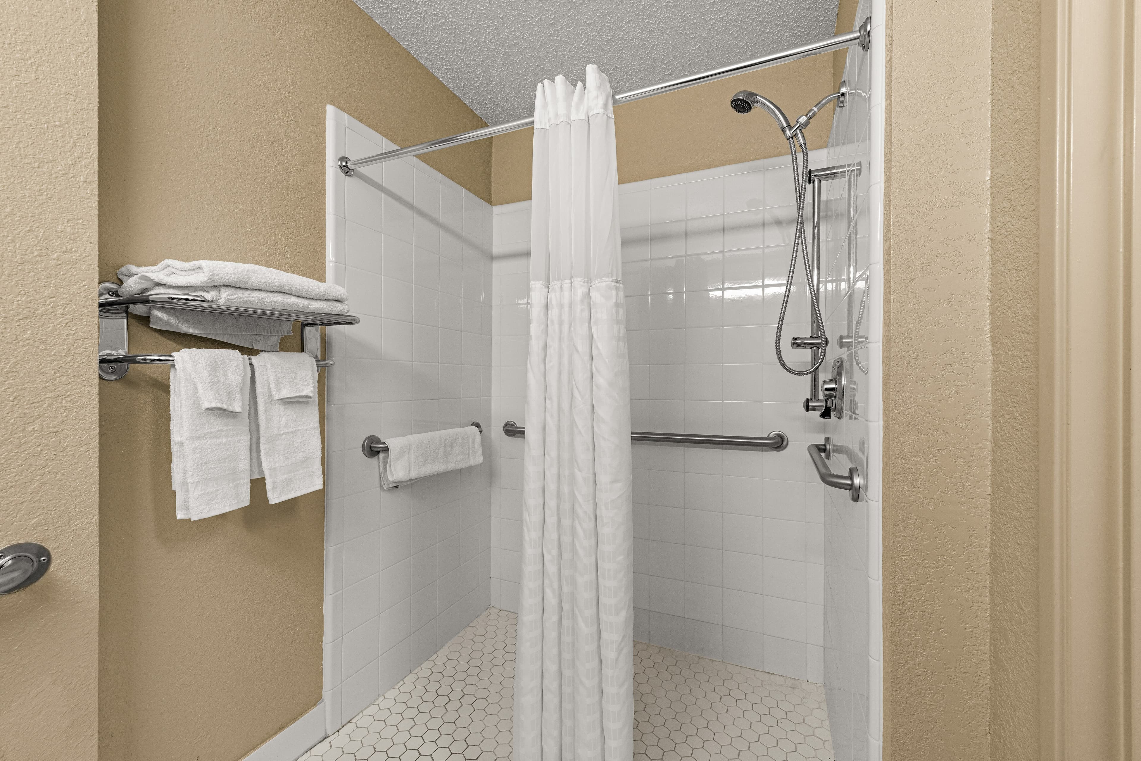 Suburban Studios Winston-Salem near Hanes Mall - Image 3