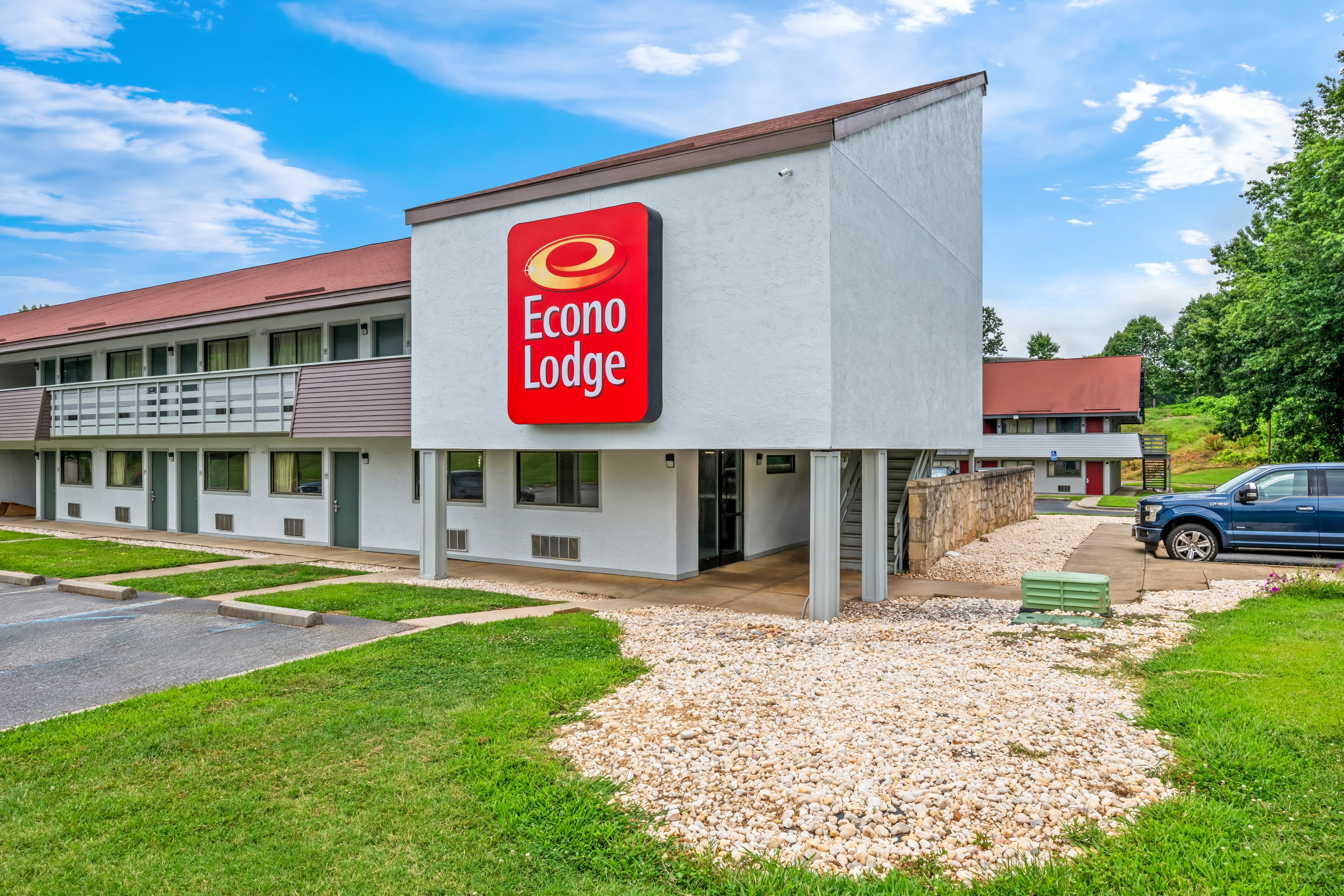 Econo Lodge Hickory - Image 1