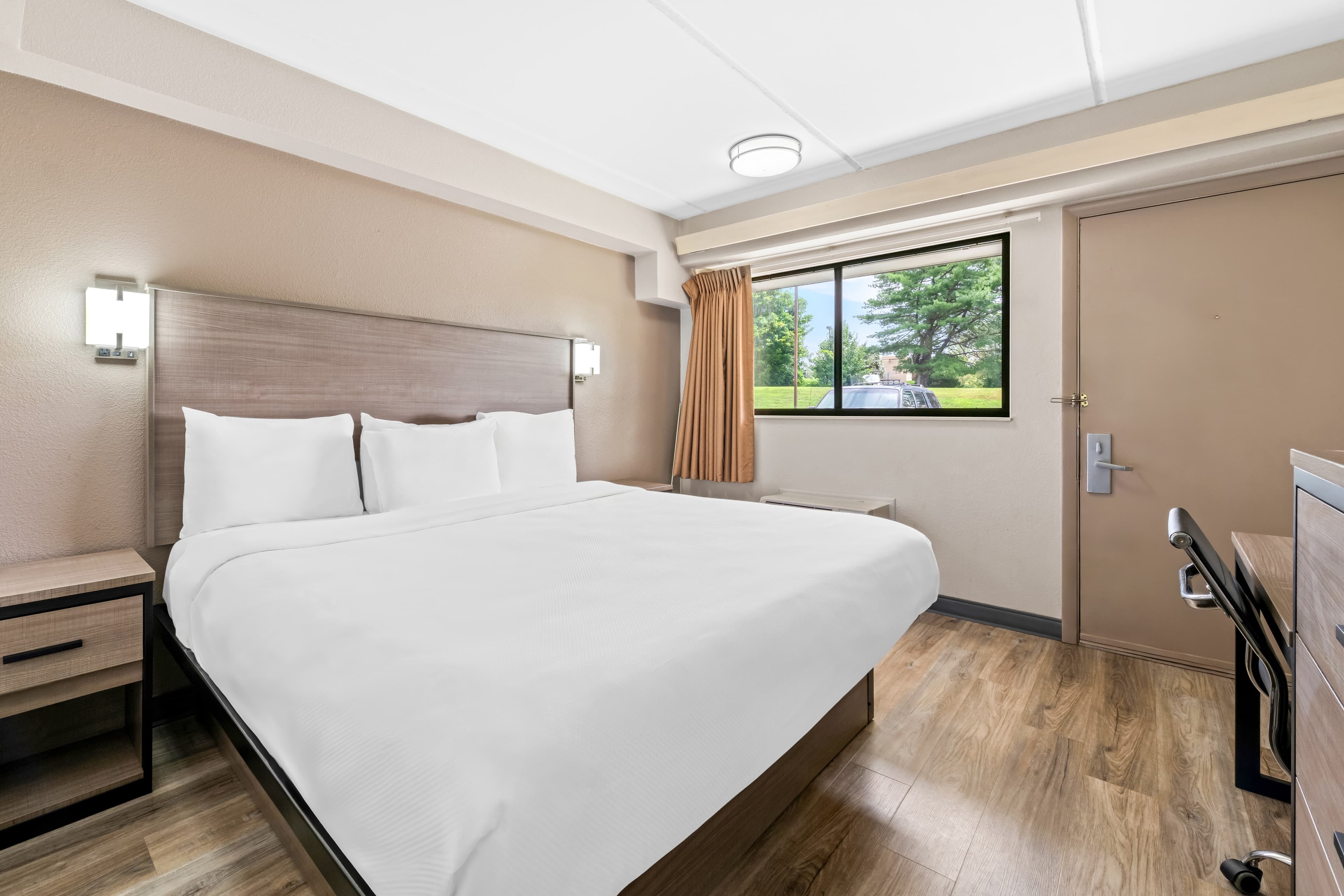 Econo Lodge Hickory — 17
