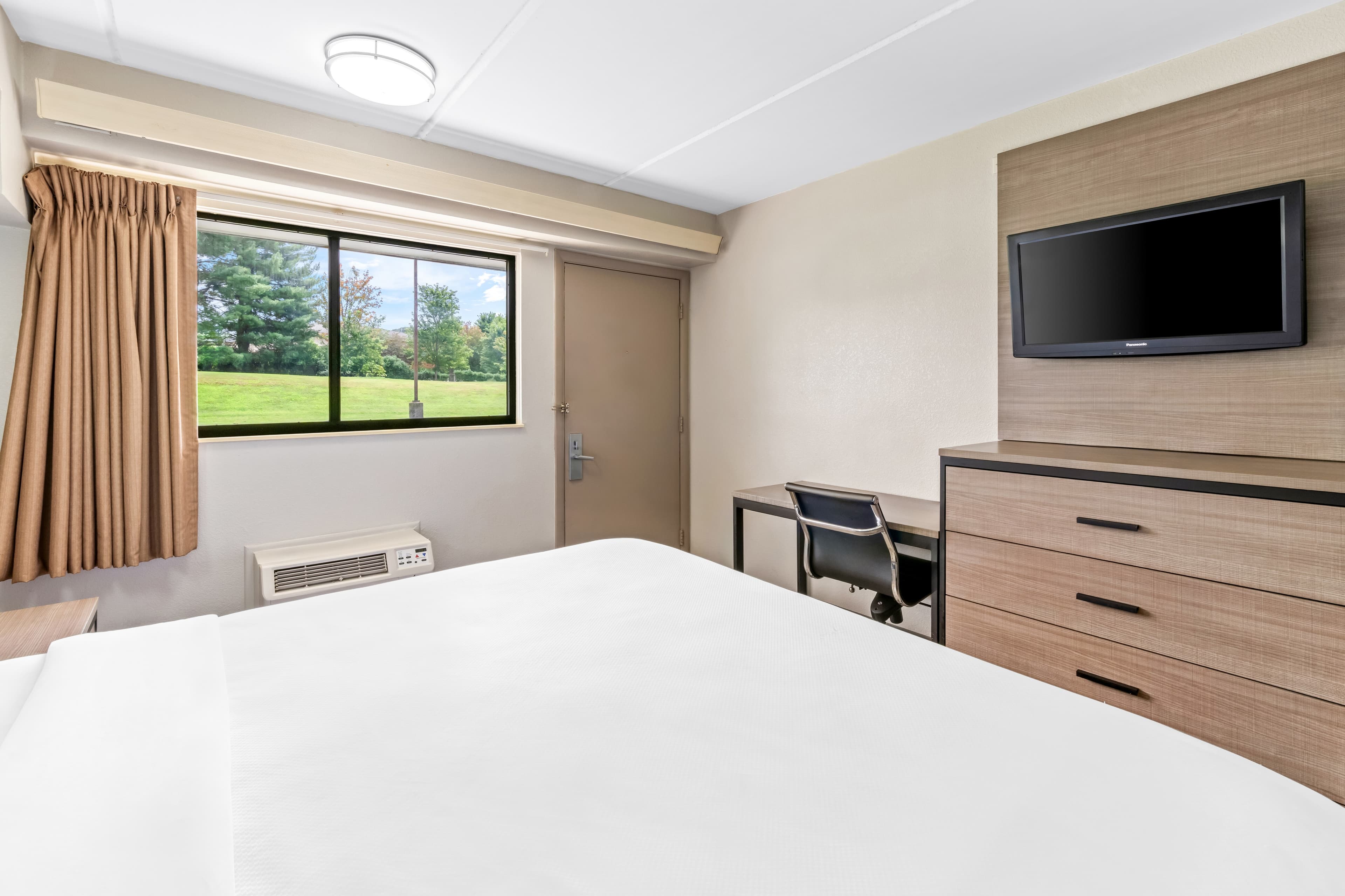 Econo Lodge Hickory — 18