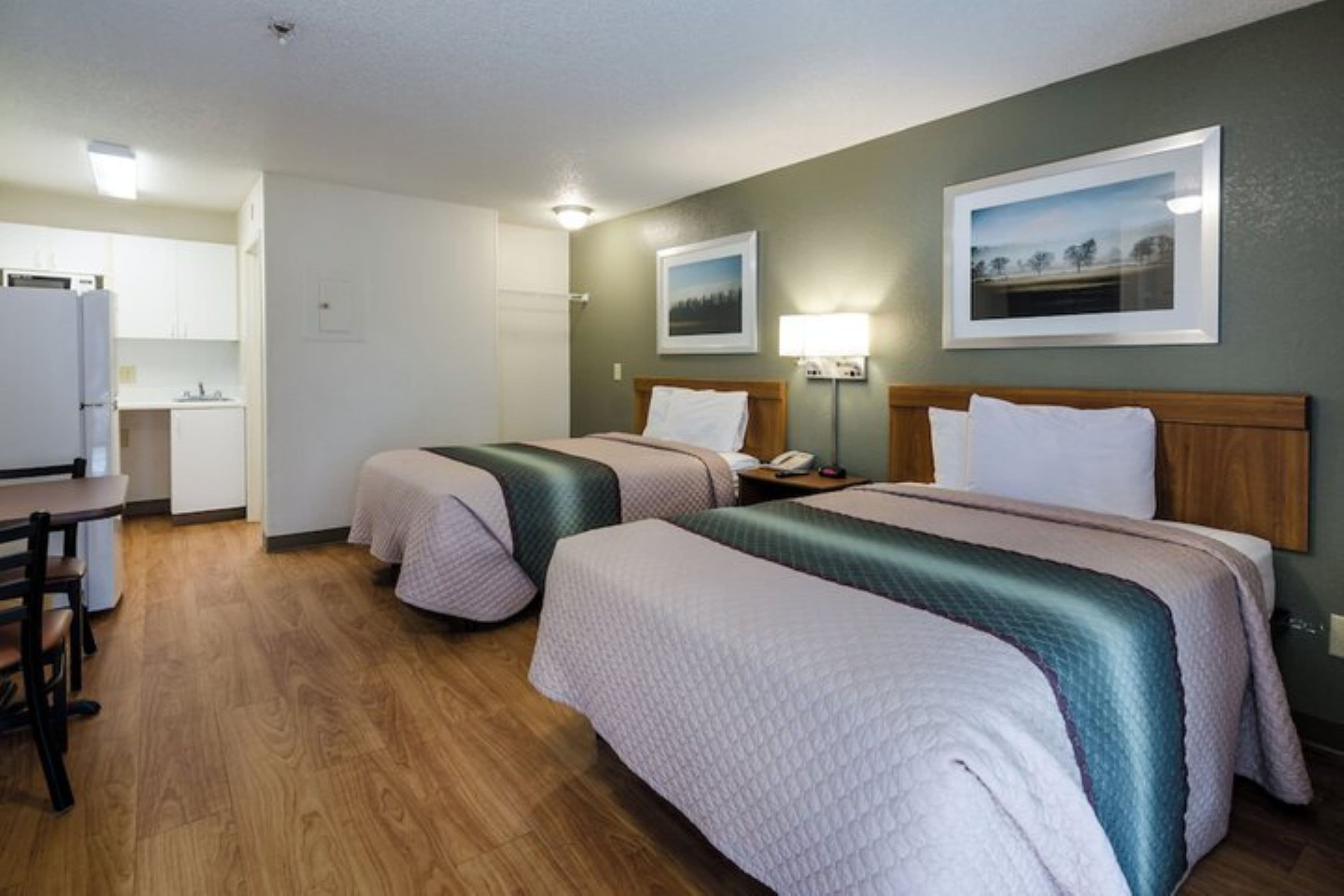 Suburban Studios Winston Salem-University Parkway - Image 4