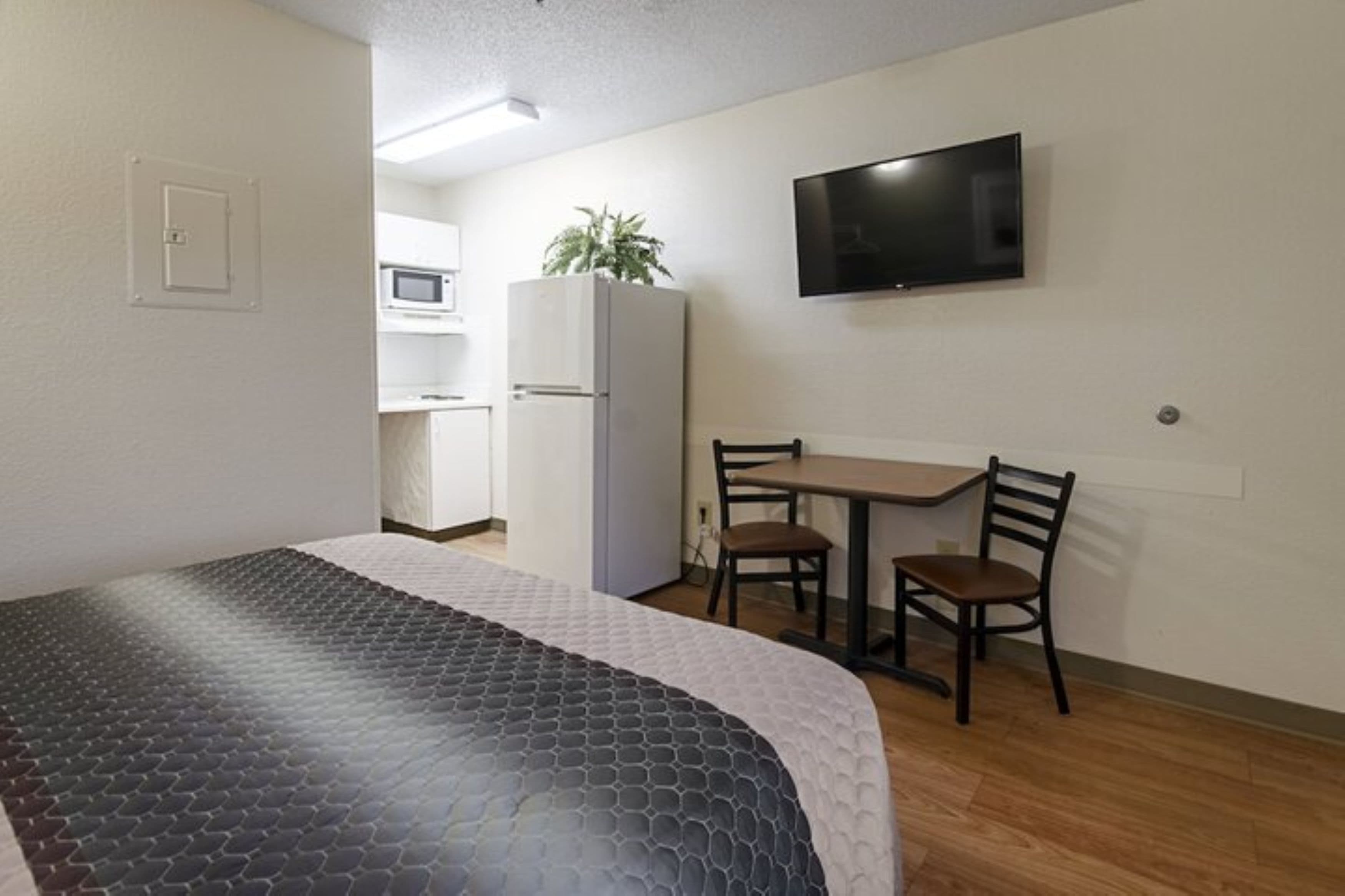 Suburban Studios Winston Salem-University Parkway - Image 1