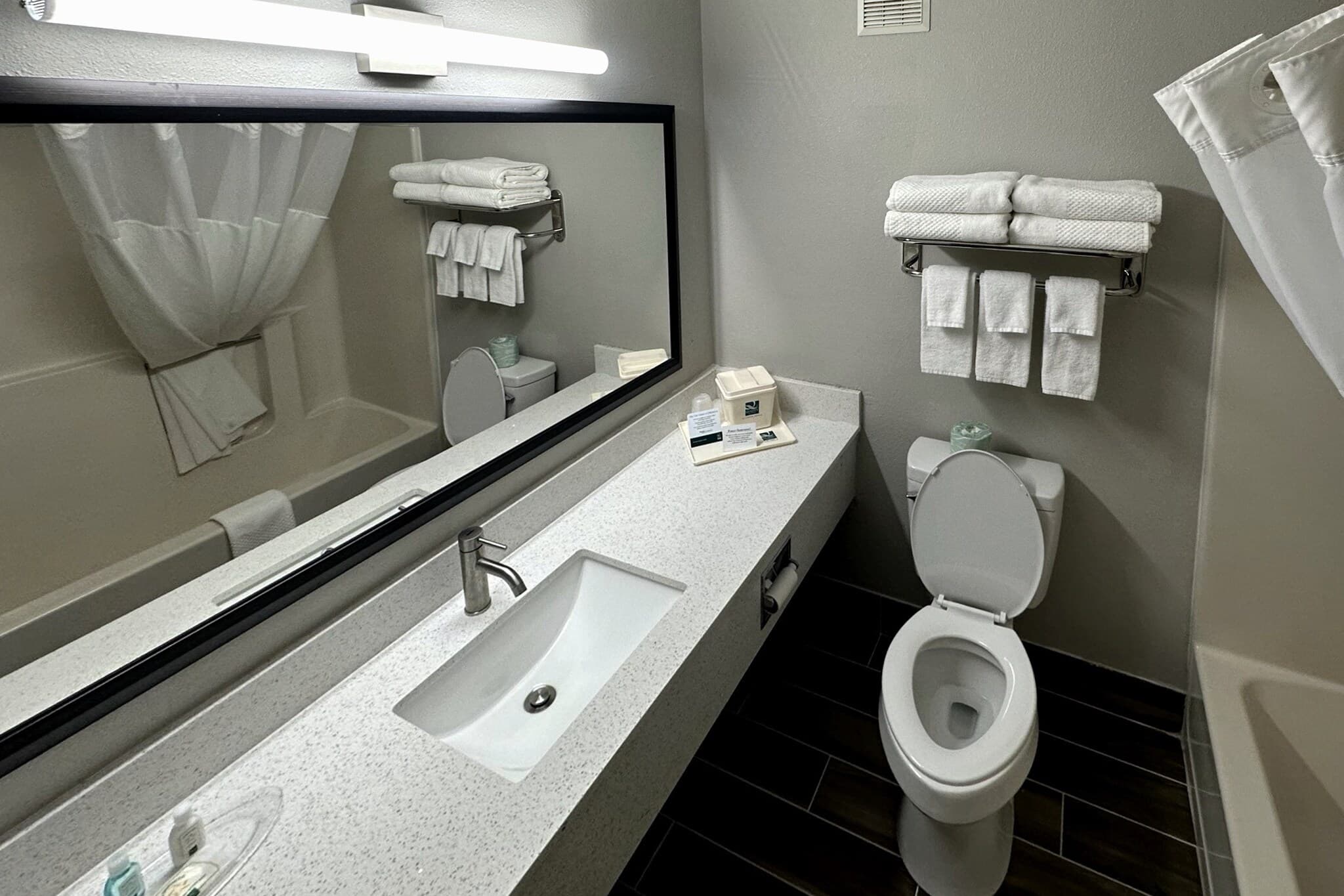 Quality Suites Near West Acres - Image 3