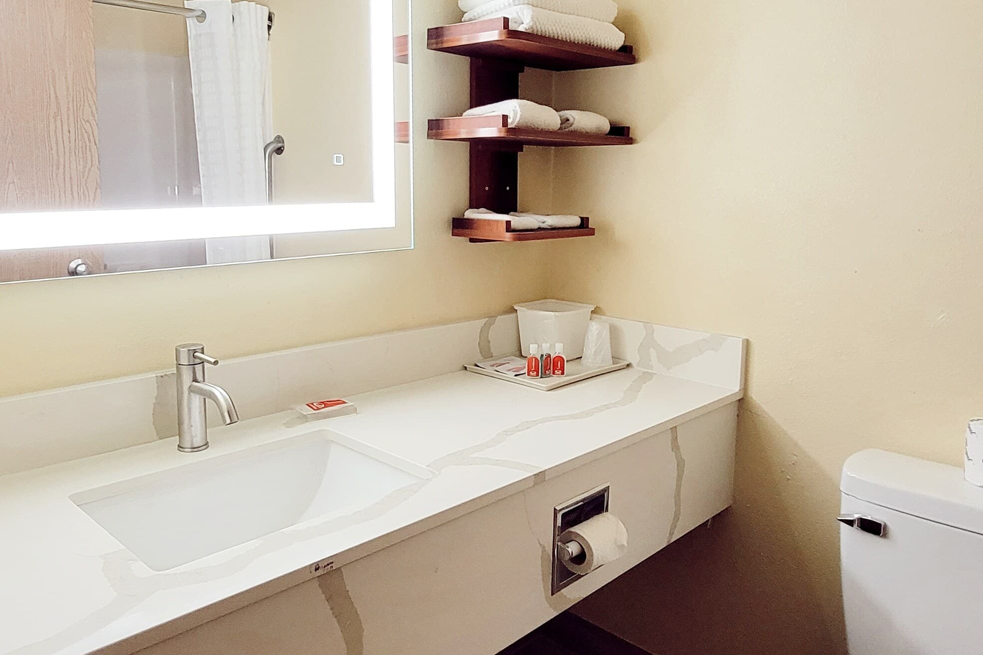 Econo Lodge Fargo - West Acres - Image 3