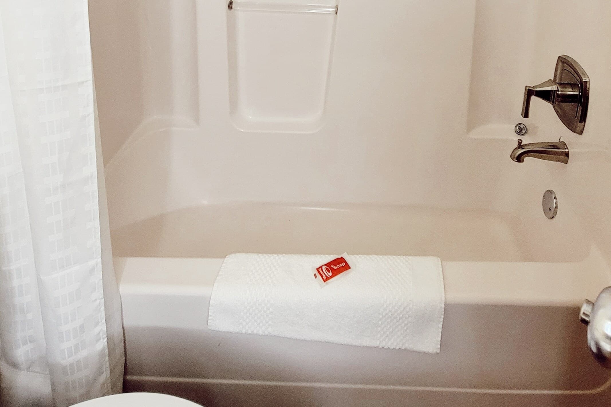Econo Lodge Fargo - West Acres - Image 4