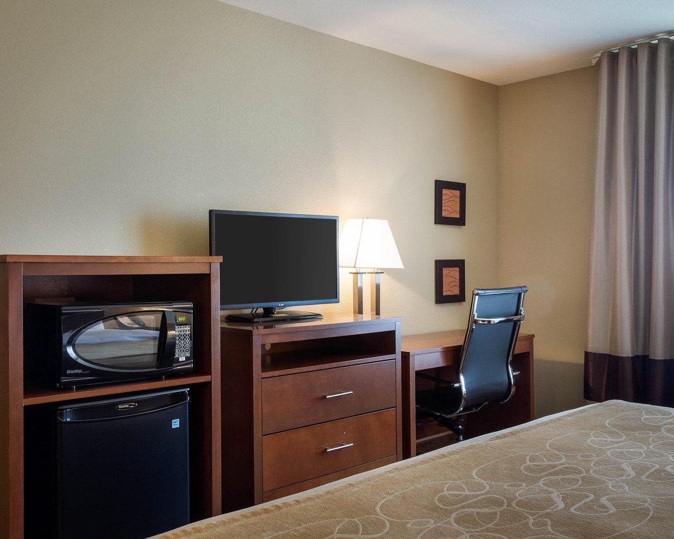Comfort Inn & Suites Watford City - Image 4