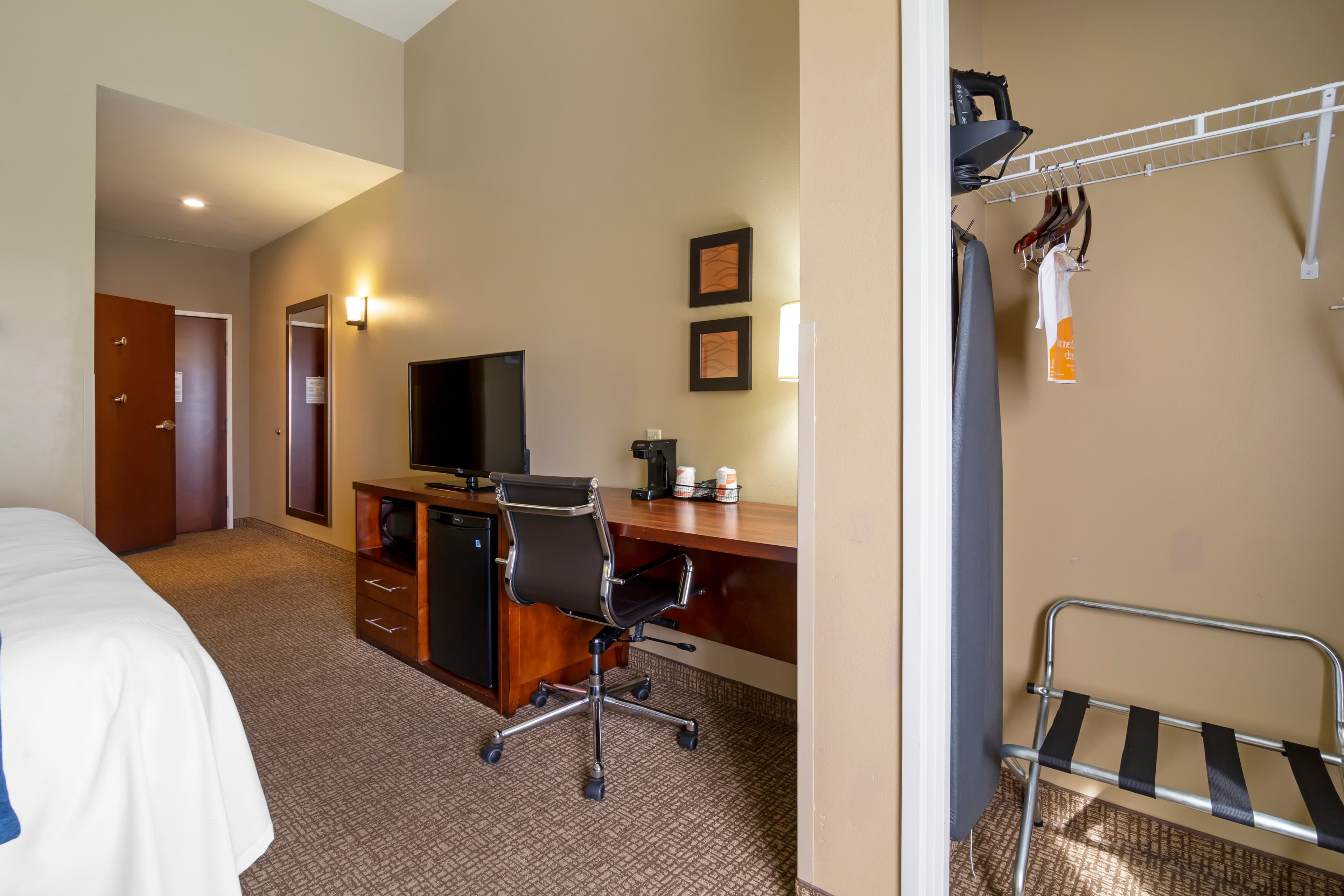 Comfort Inn & Suites Mandan - Bismarck — 8