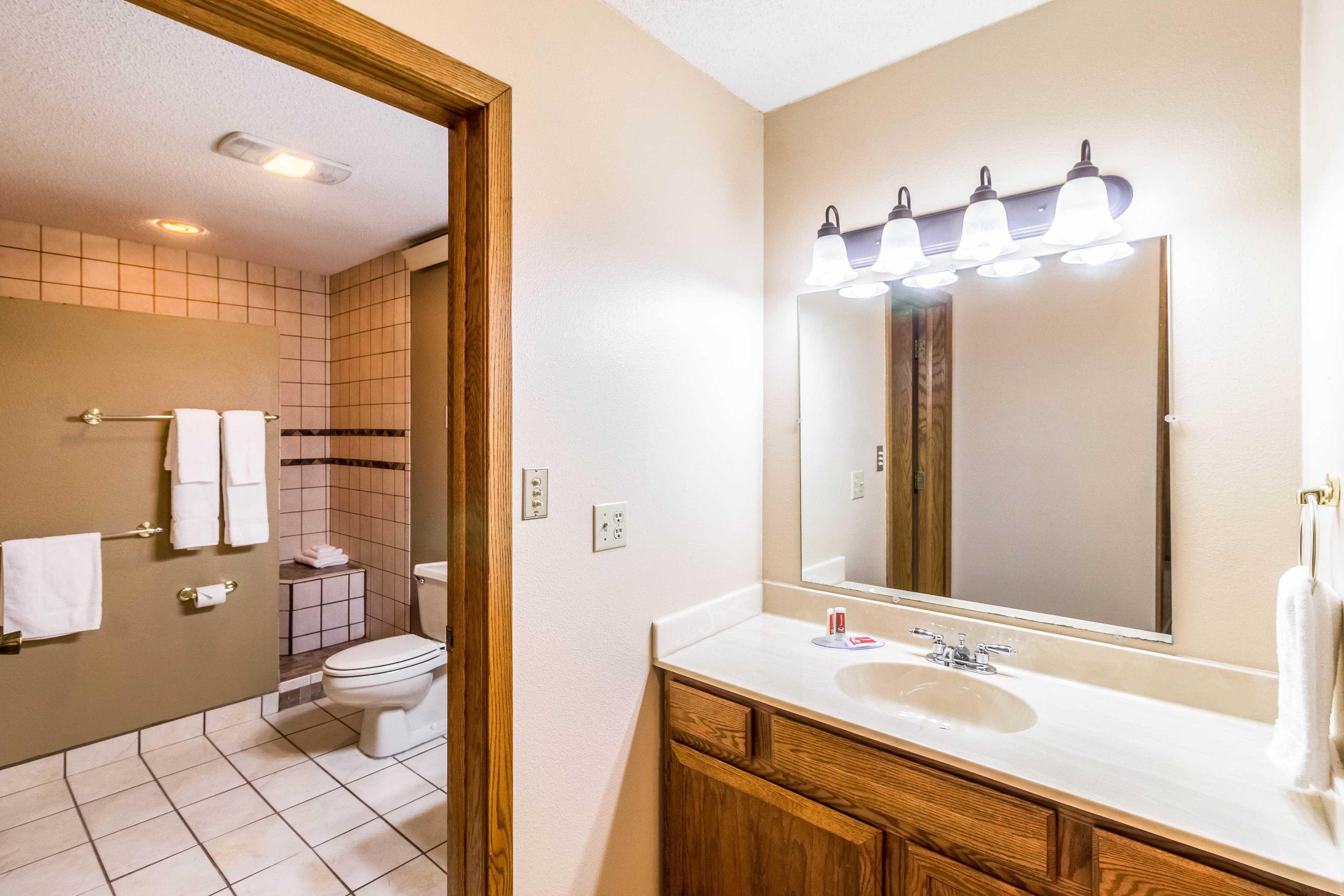 Econo Lodge Valley City - Image 5