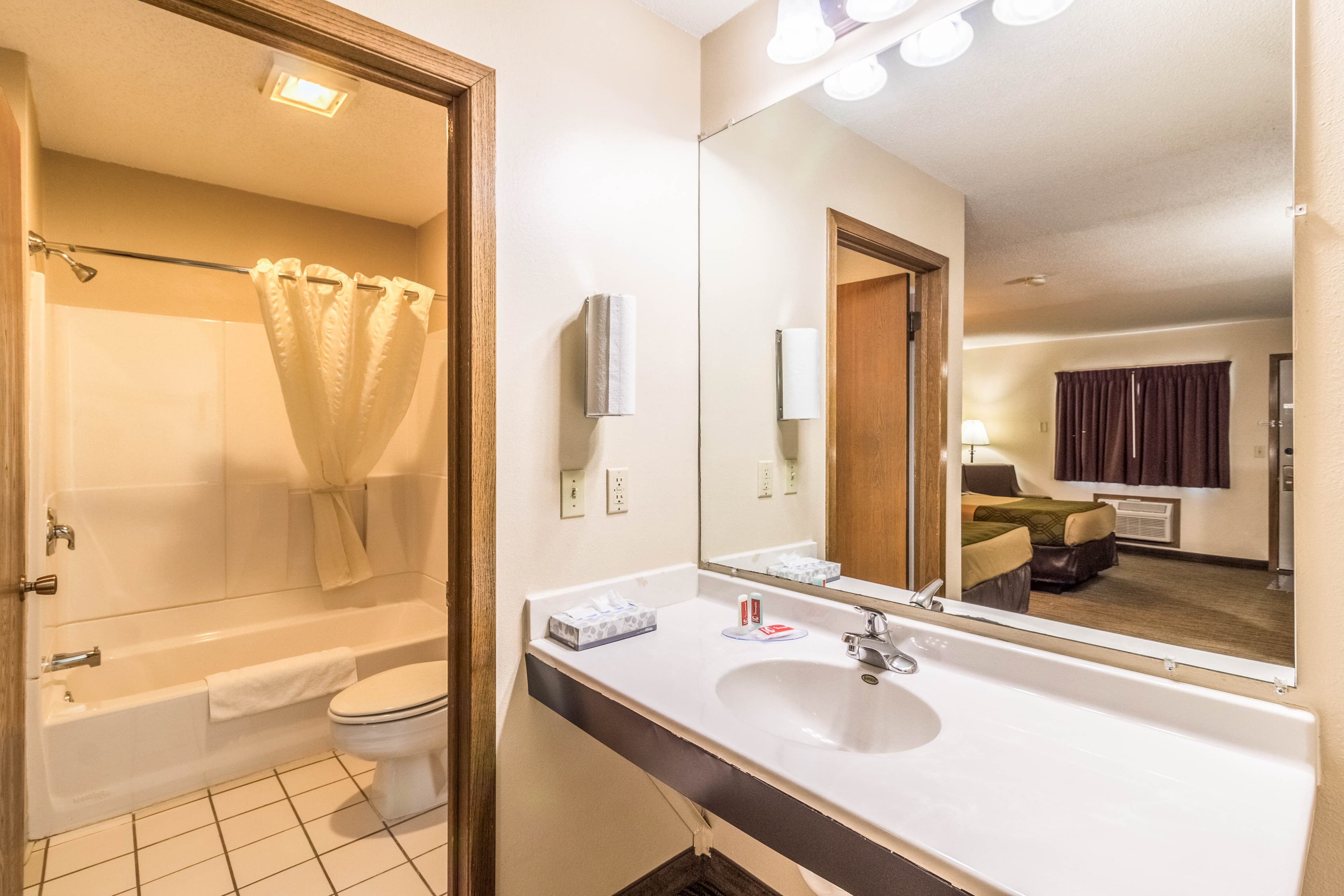 Econo Lodge Valley City — 8