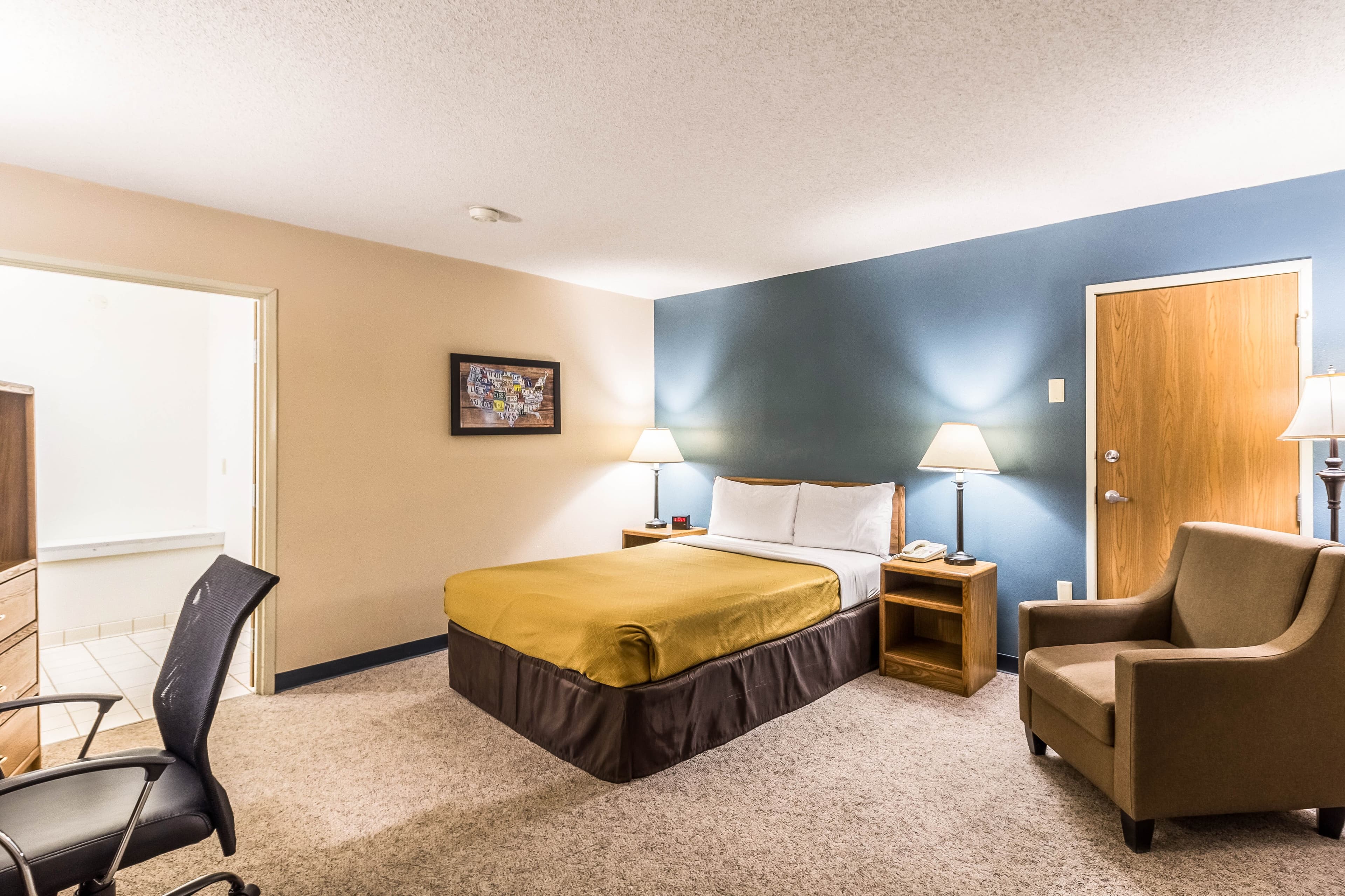 Econo Lodge Valley City — 10