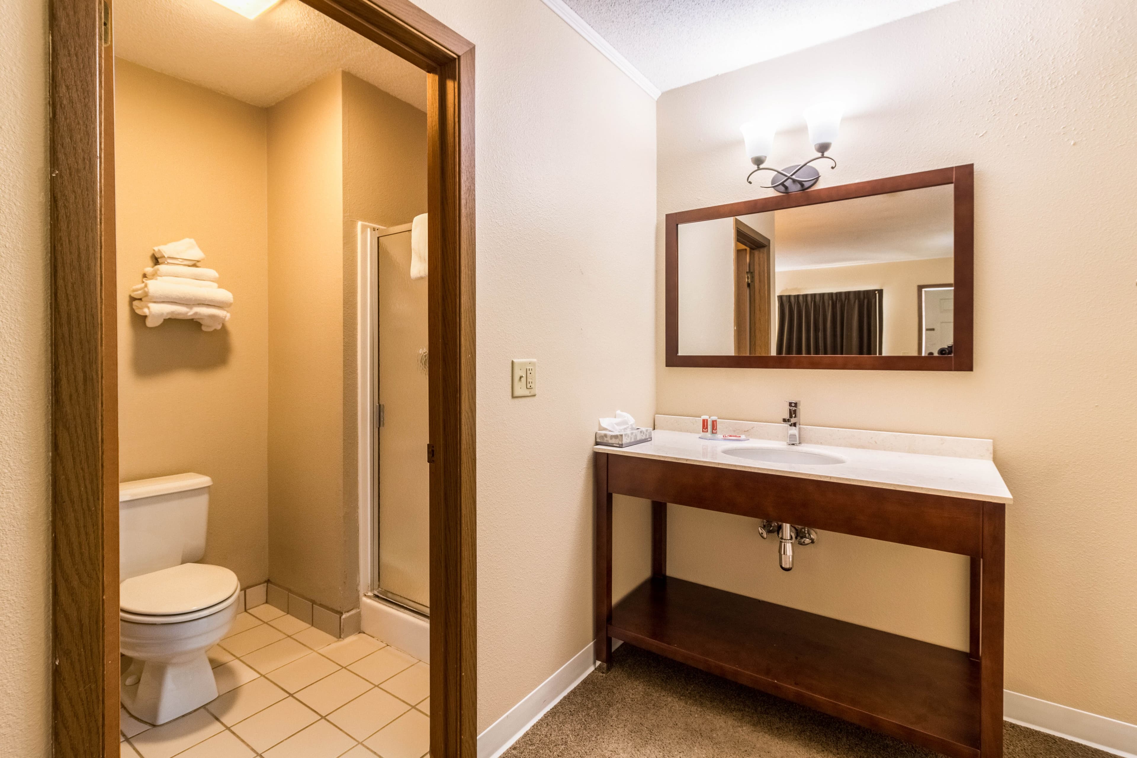 Econo Lodge Valley City — 14