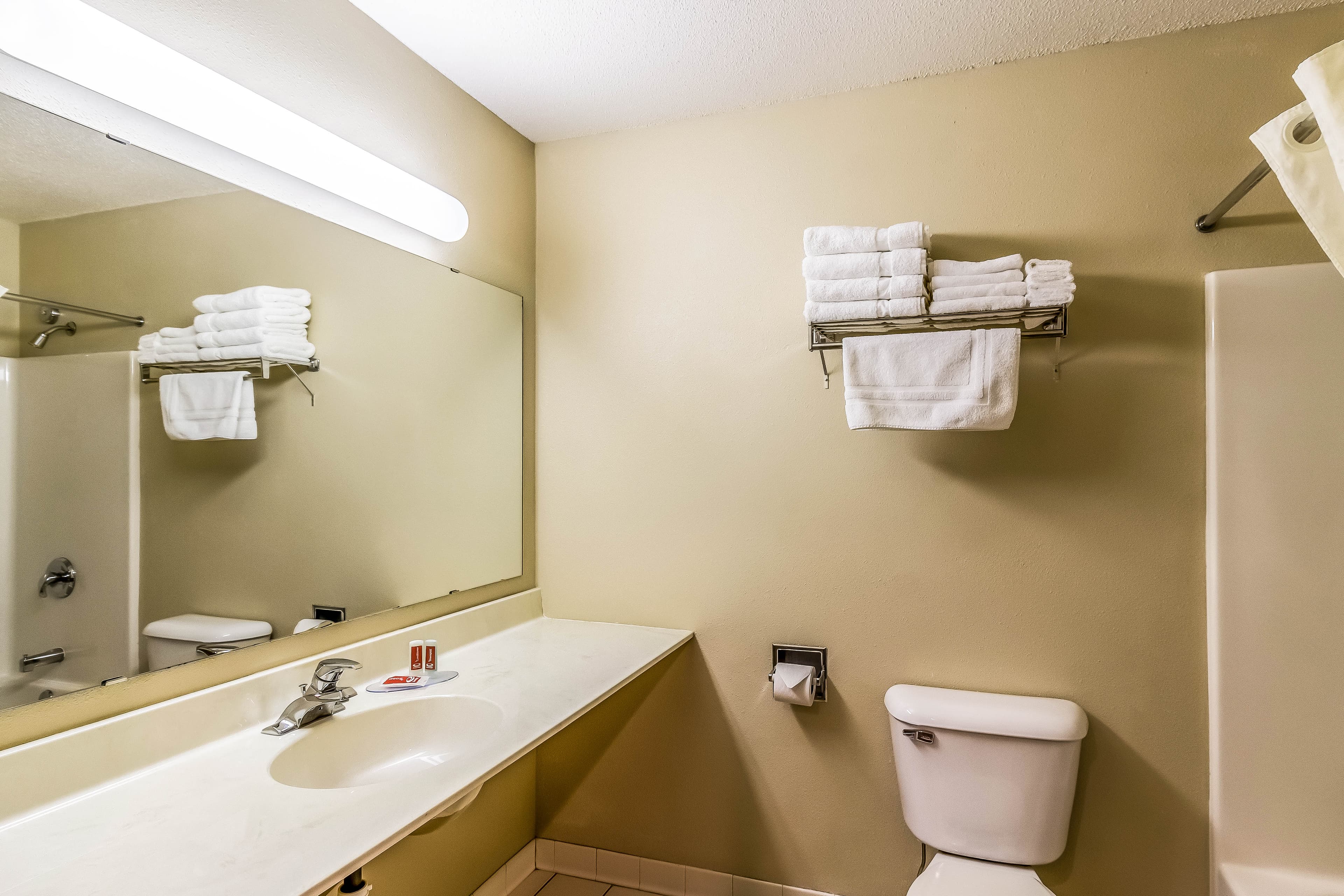 Econo Lodge Valley City — 32
