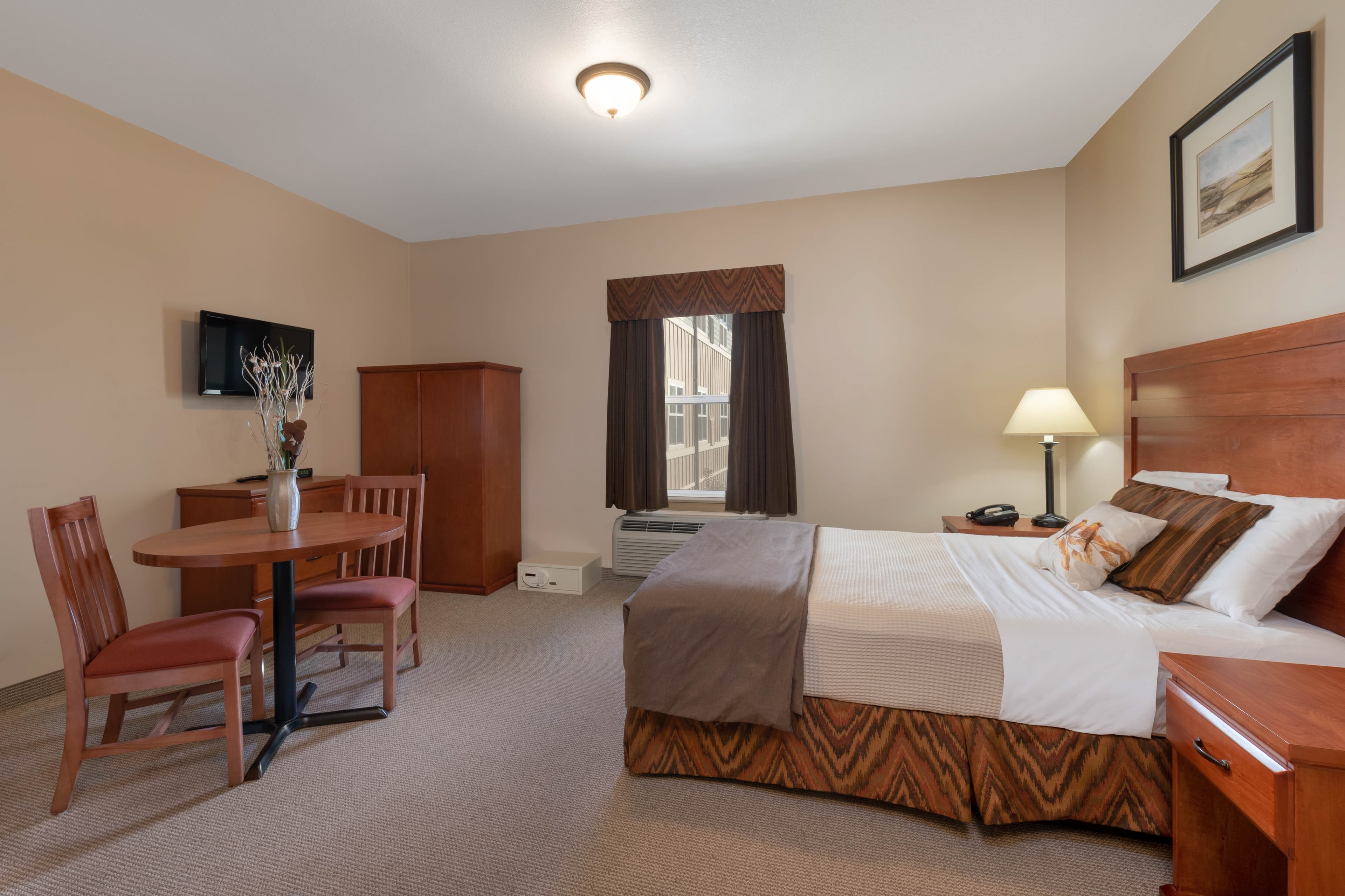 Clarion Hotel & Suites Williston - Image 1