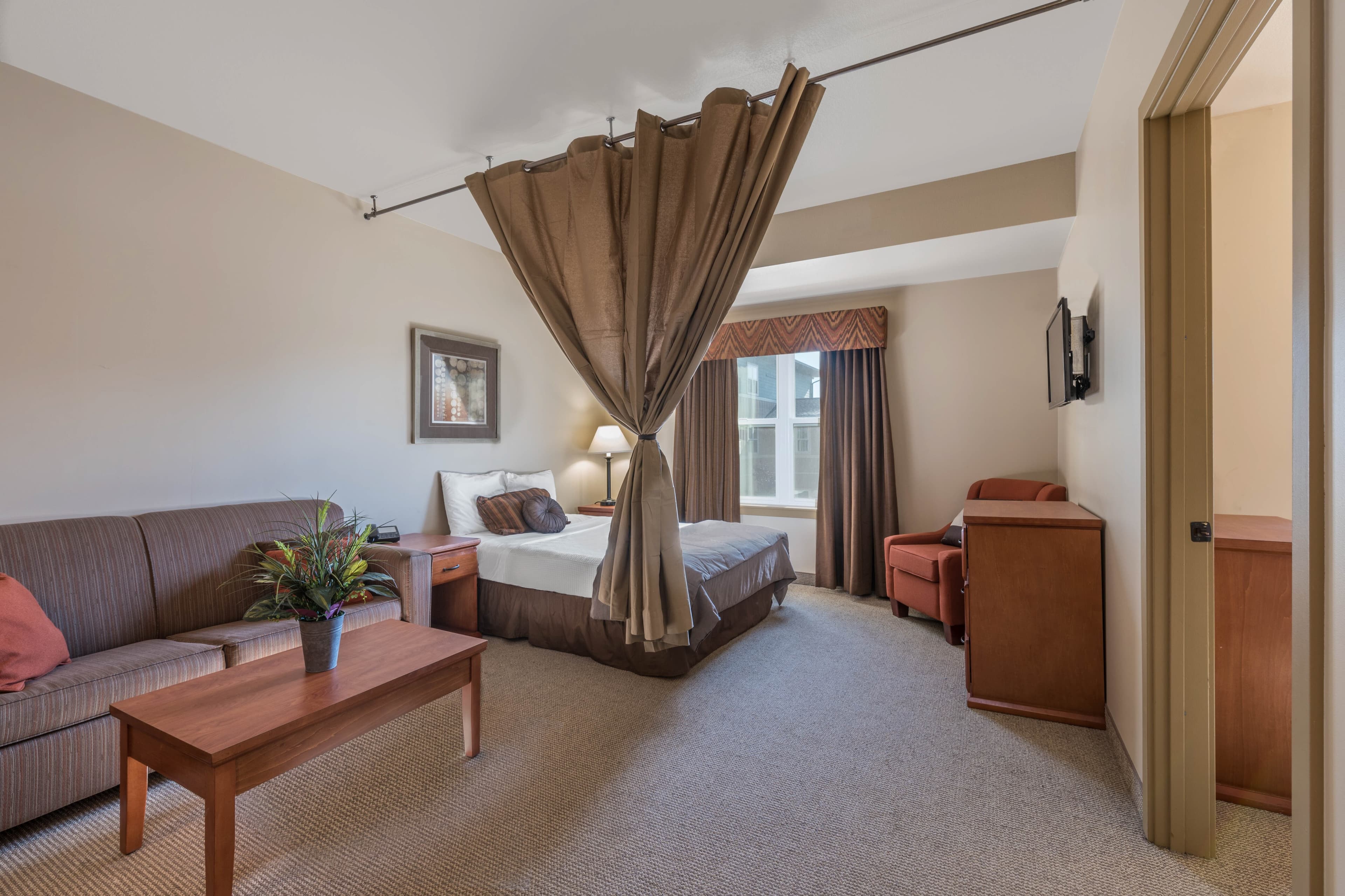 Clarion Hotel & Suites Williston - Image 3