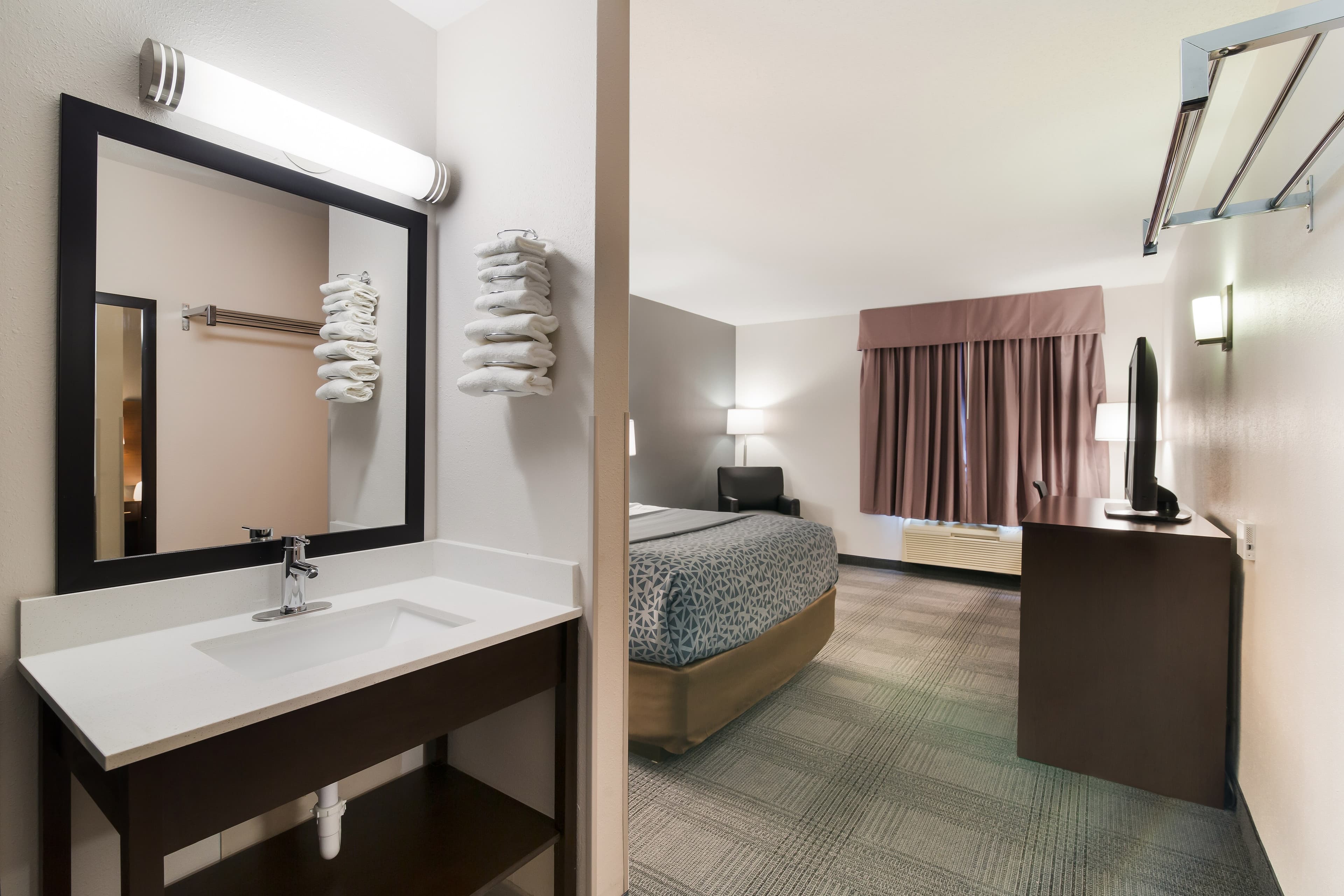 Econo Lodge Williston — 8