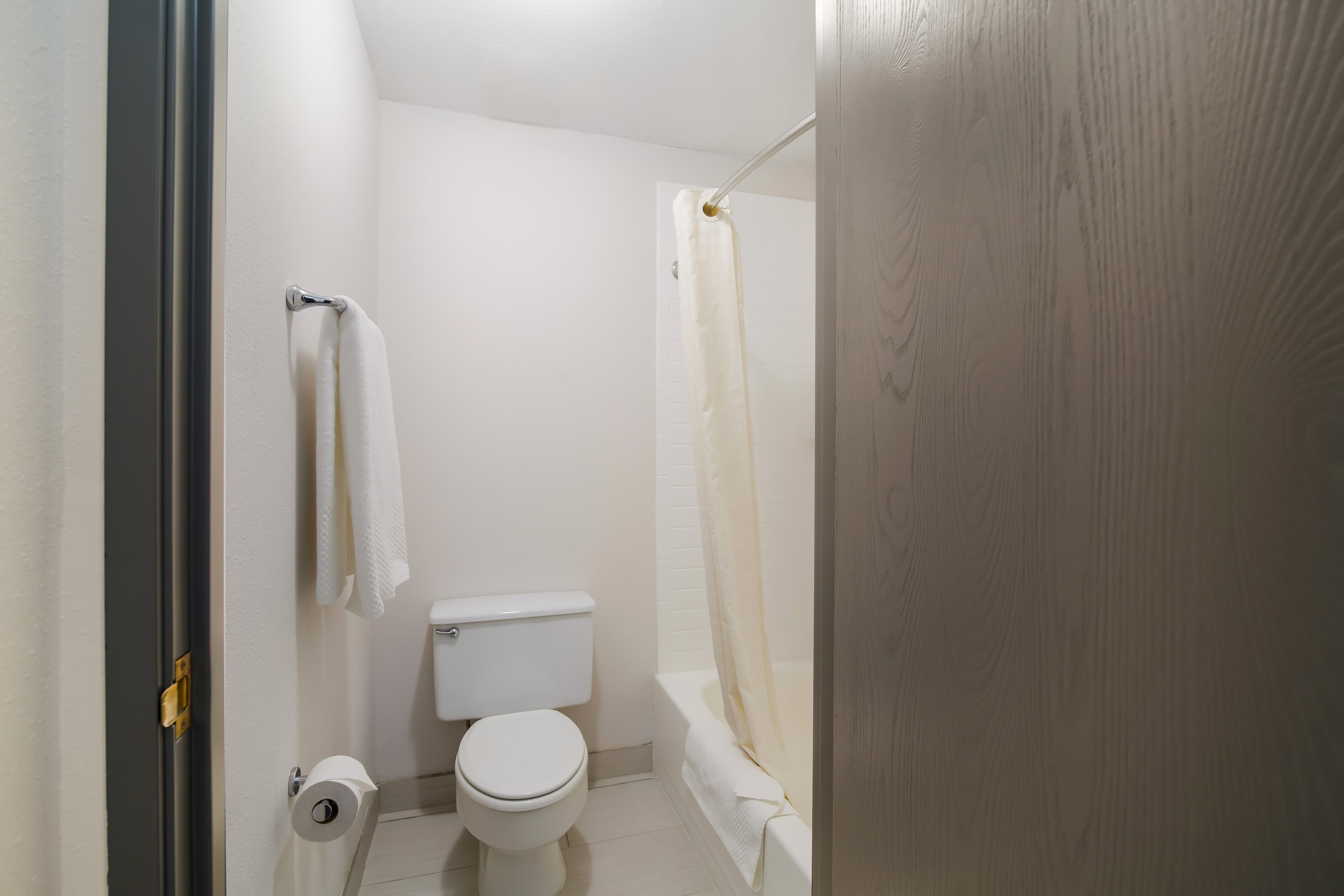 Econo Lodge Williston — 11