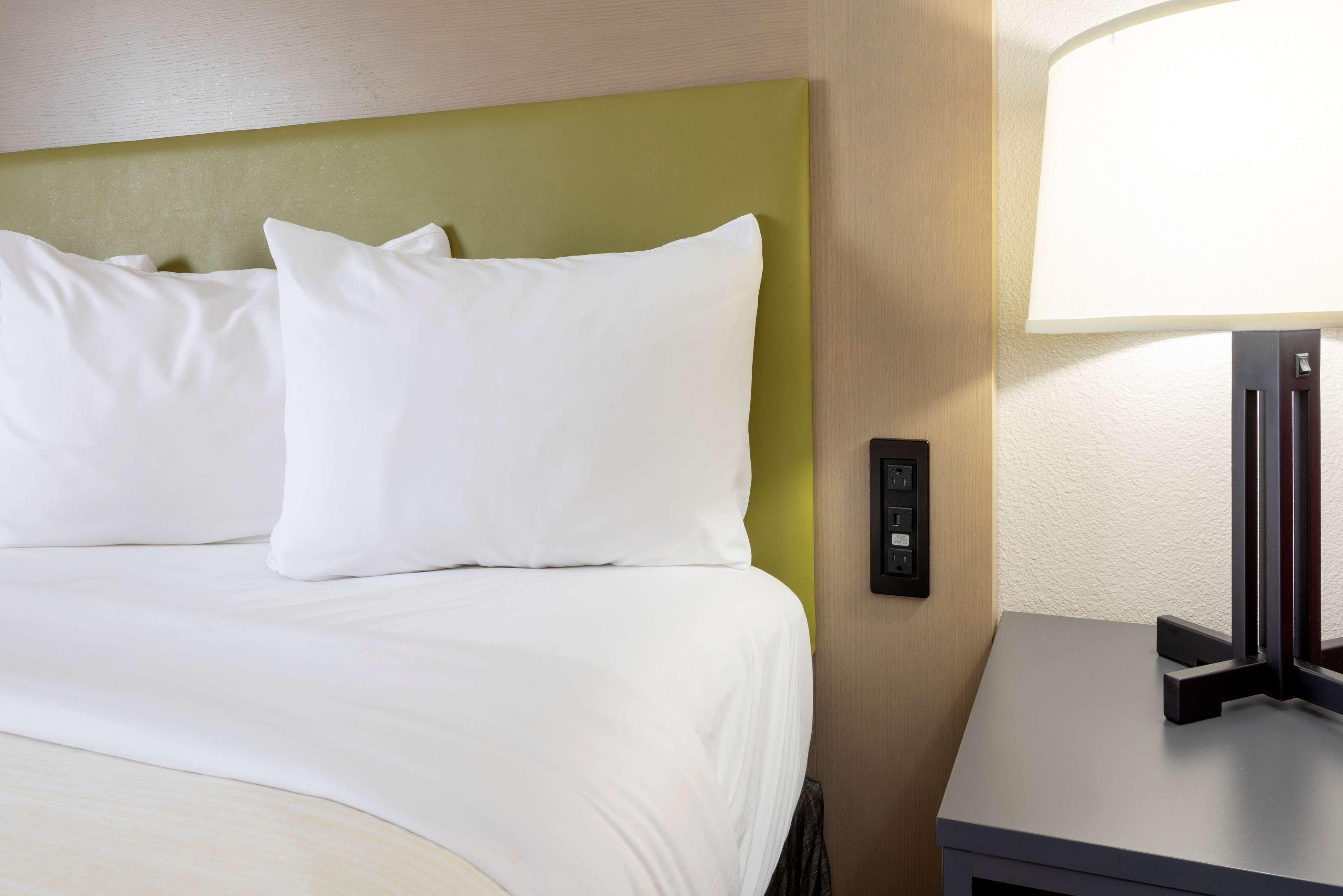 Country Inn & Suites by Radisson, Fargo, ND - Image 2