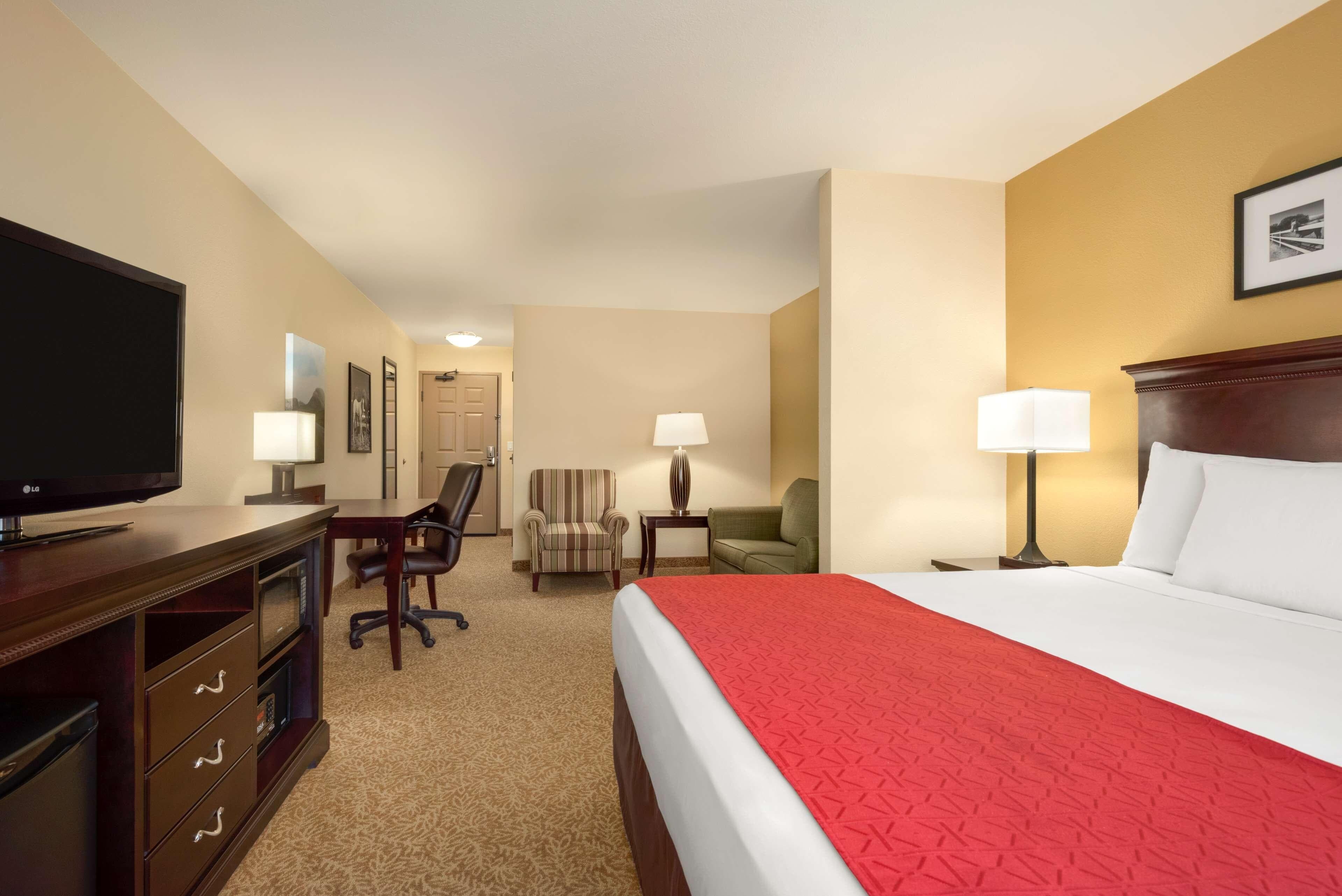 Country Inn & Suites by Radisson, Minot, ND - Image 3