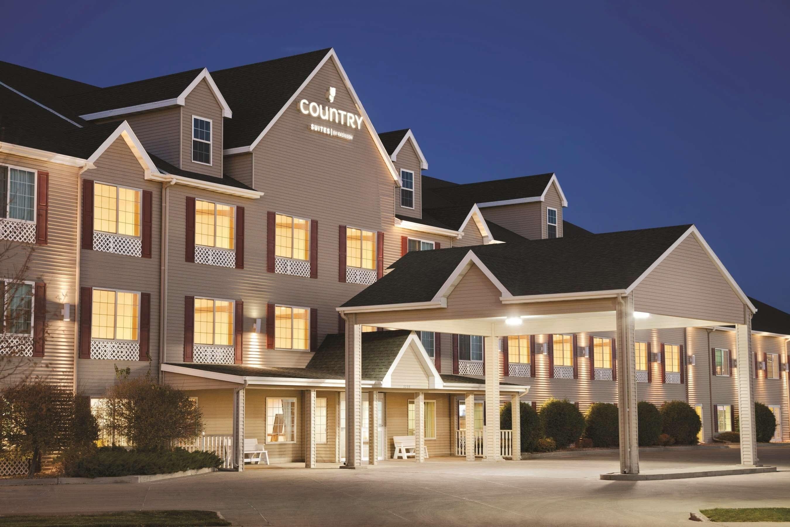 Country Inn & Suites by Radisson Bismarck Waterpark - Image 1