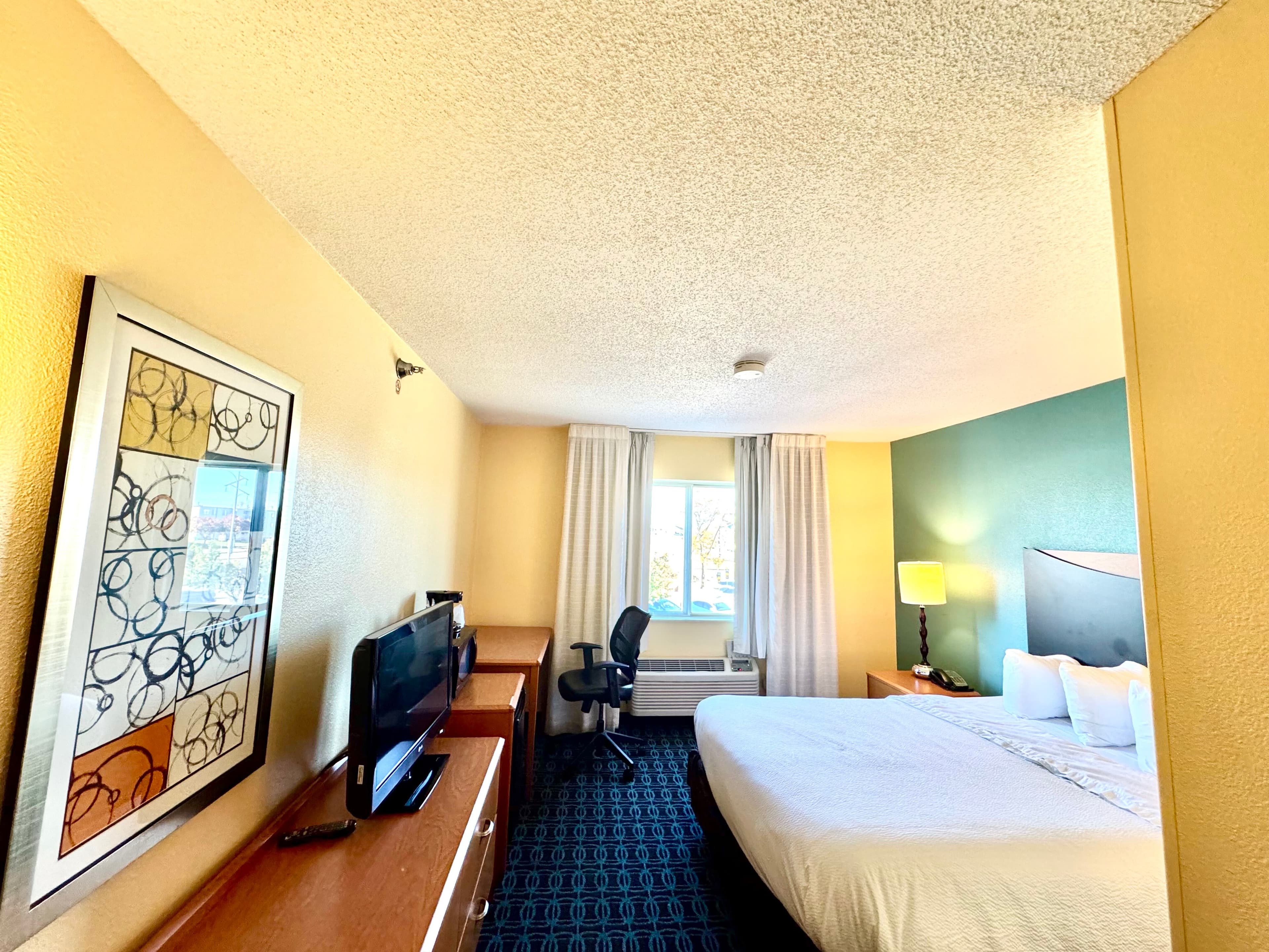 Country Inn & Suites by Radisson, Bismarck-Mandan - Image 3