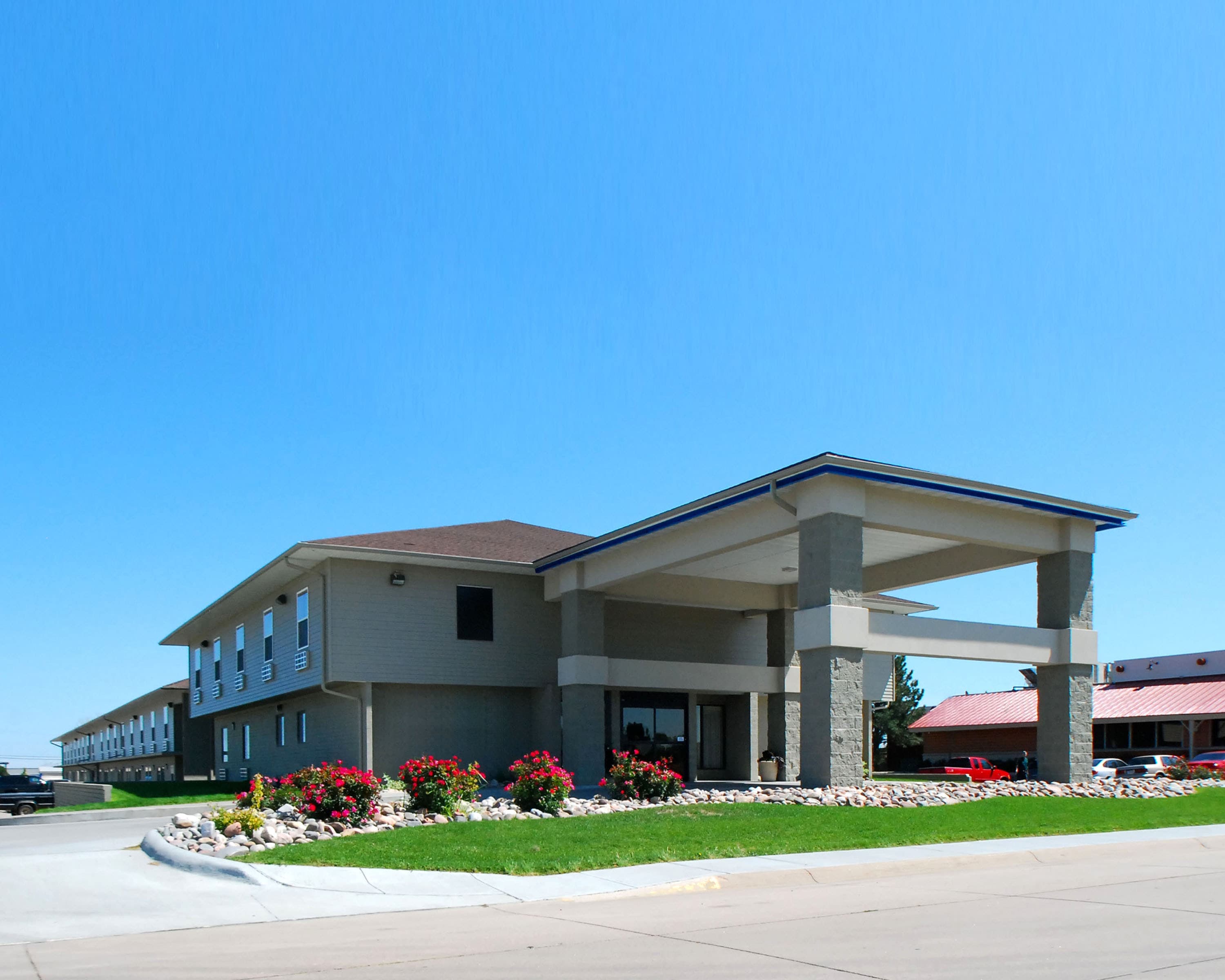 Econo Lodge Inn & Suites Kearney South - Image 1