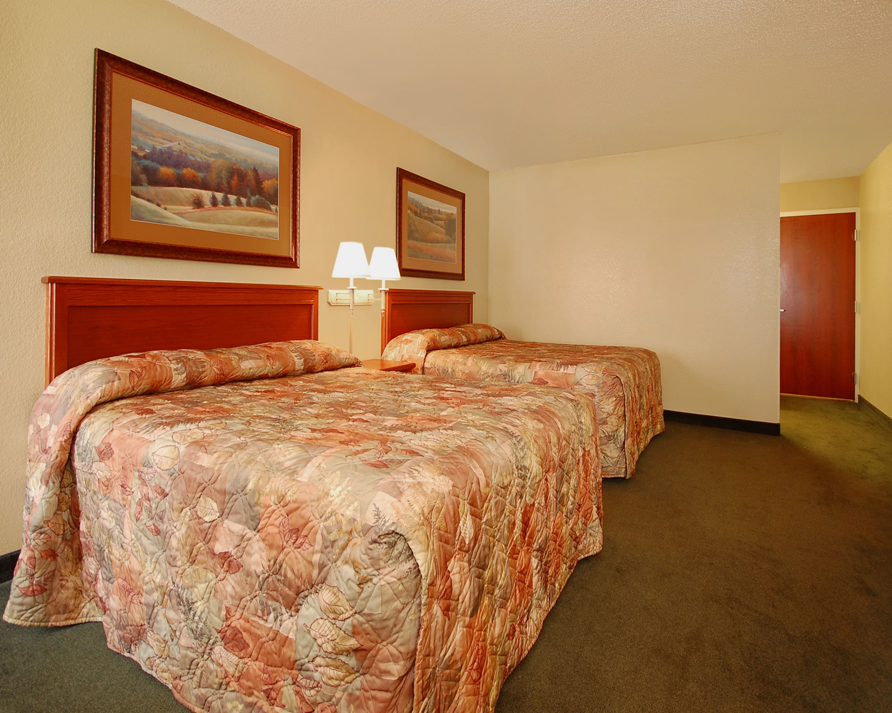 Econo Lodge Inn & Suites Kearney South - Image 4