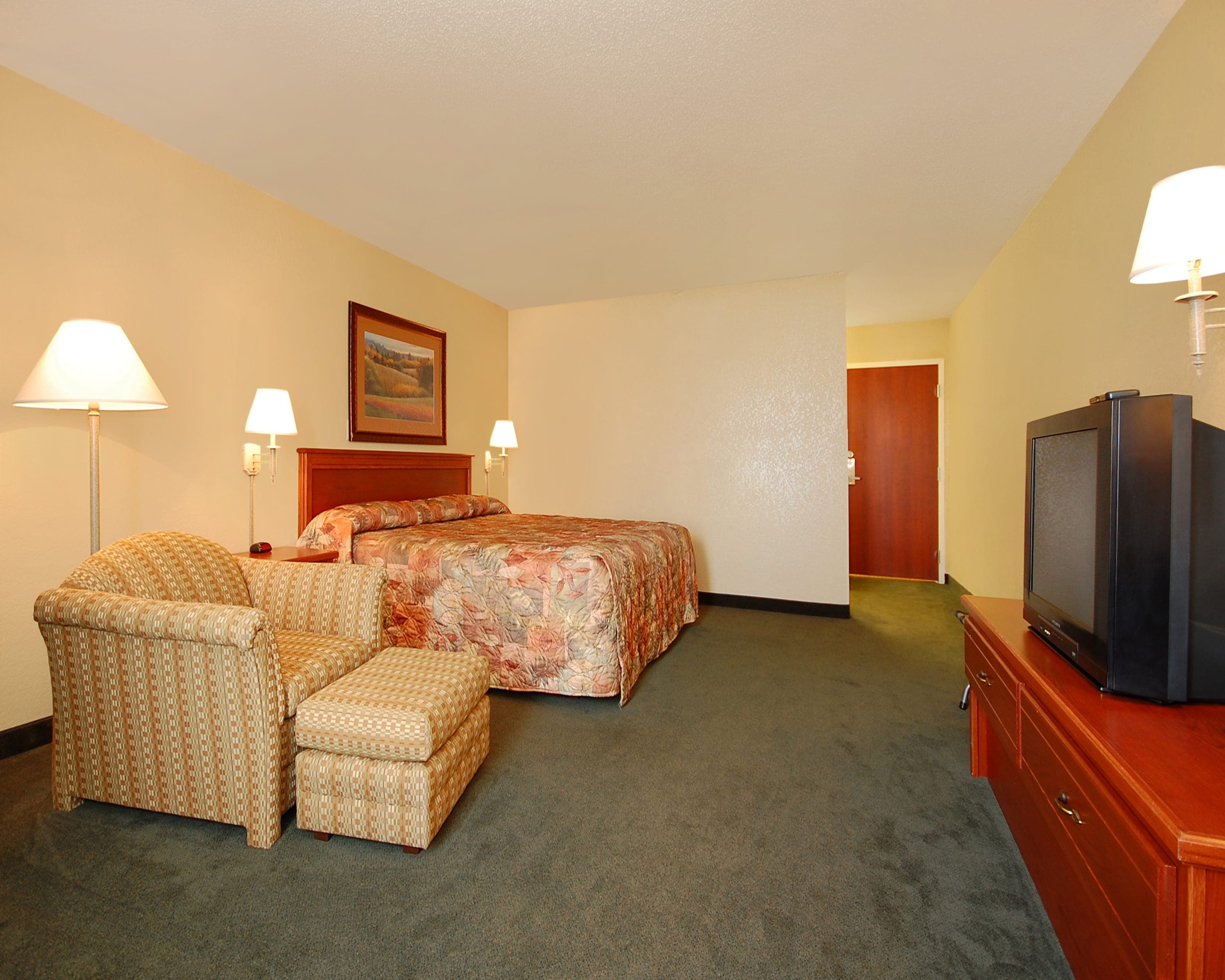 Econo Lodge Inn & Suites Kearney South - Image 2