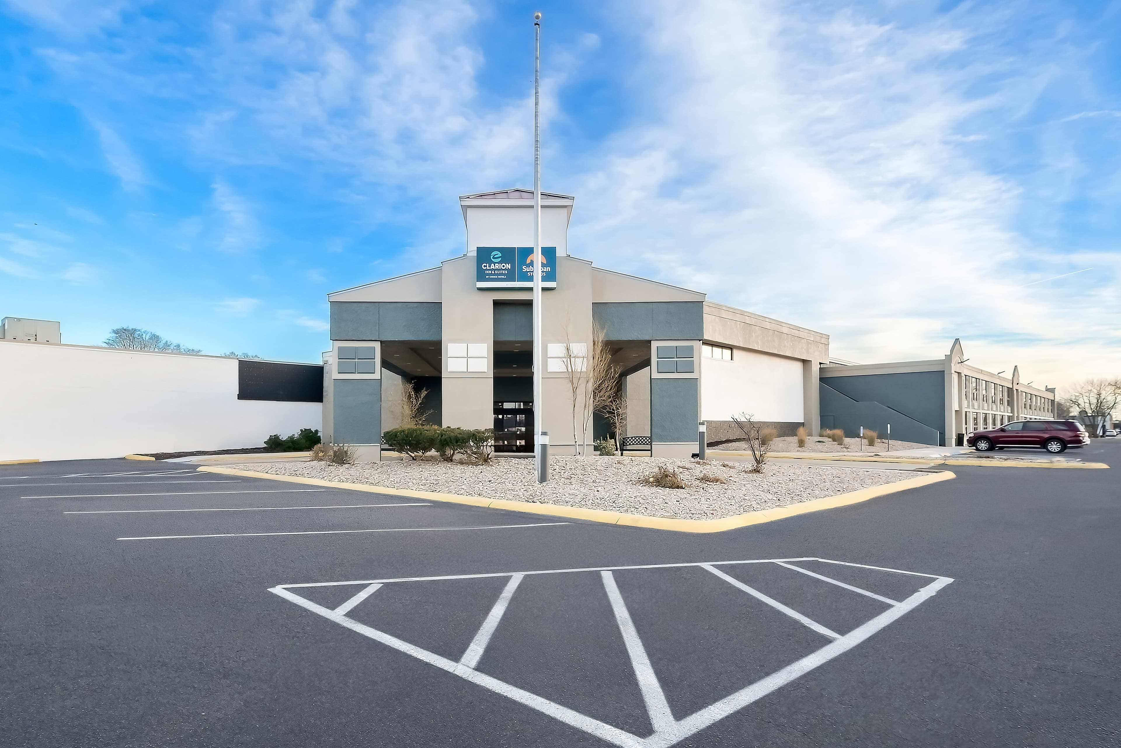 Clarion Inn and Suites Convention Center Kearney - Image 1